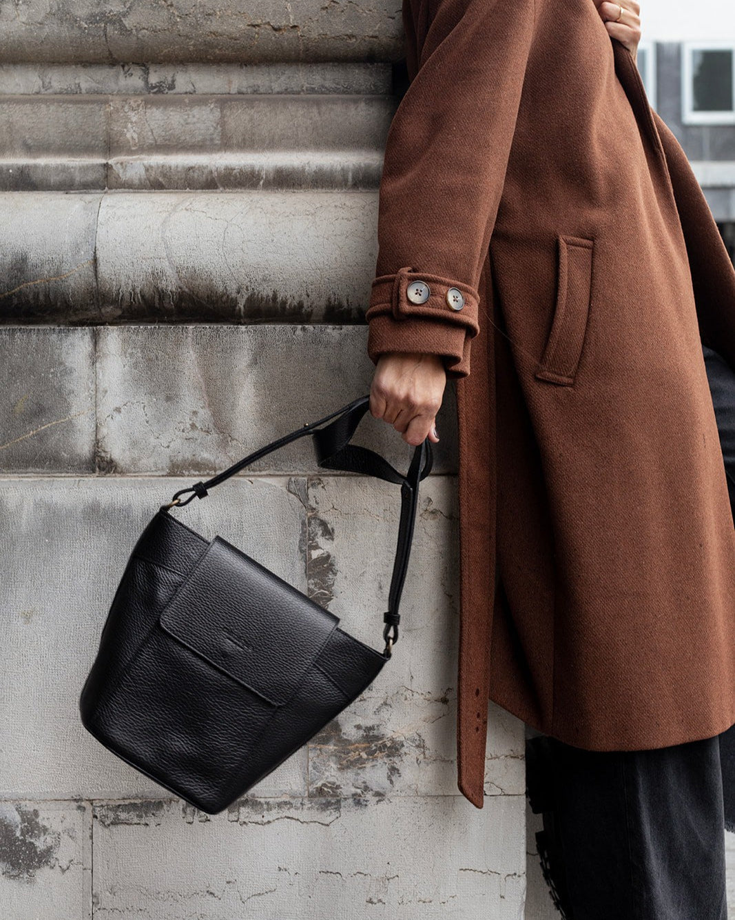 Bolso de piel mediano bandolera con asa regulable y cremallera Andrín negro