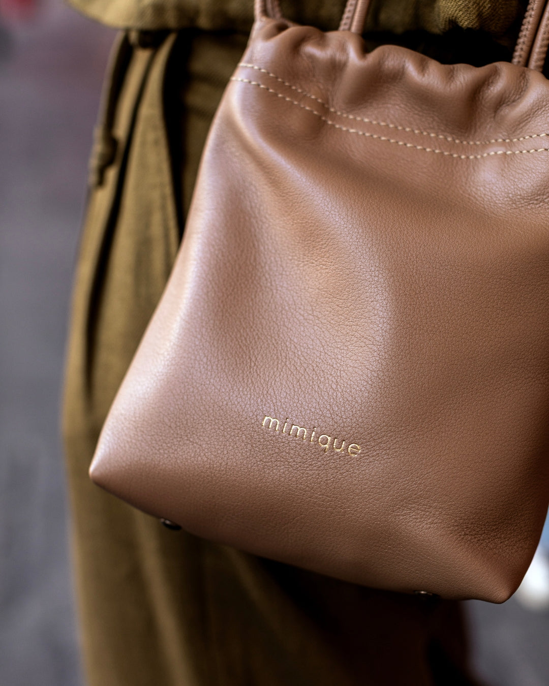 Bolso Cue de Mimique. Bombonera piel color camel moka. Hecho en España