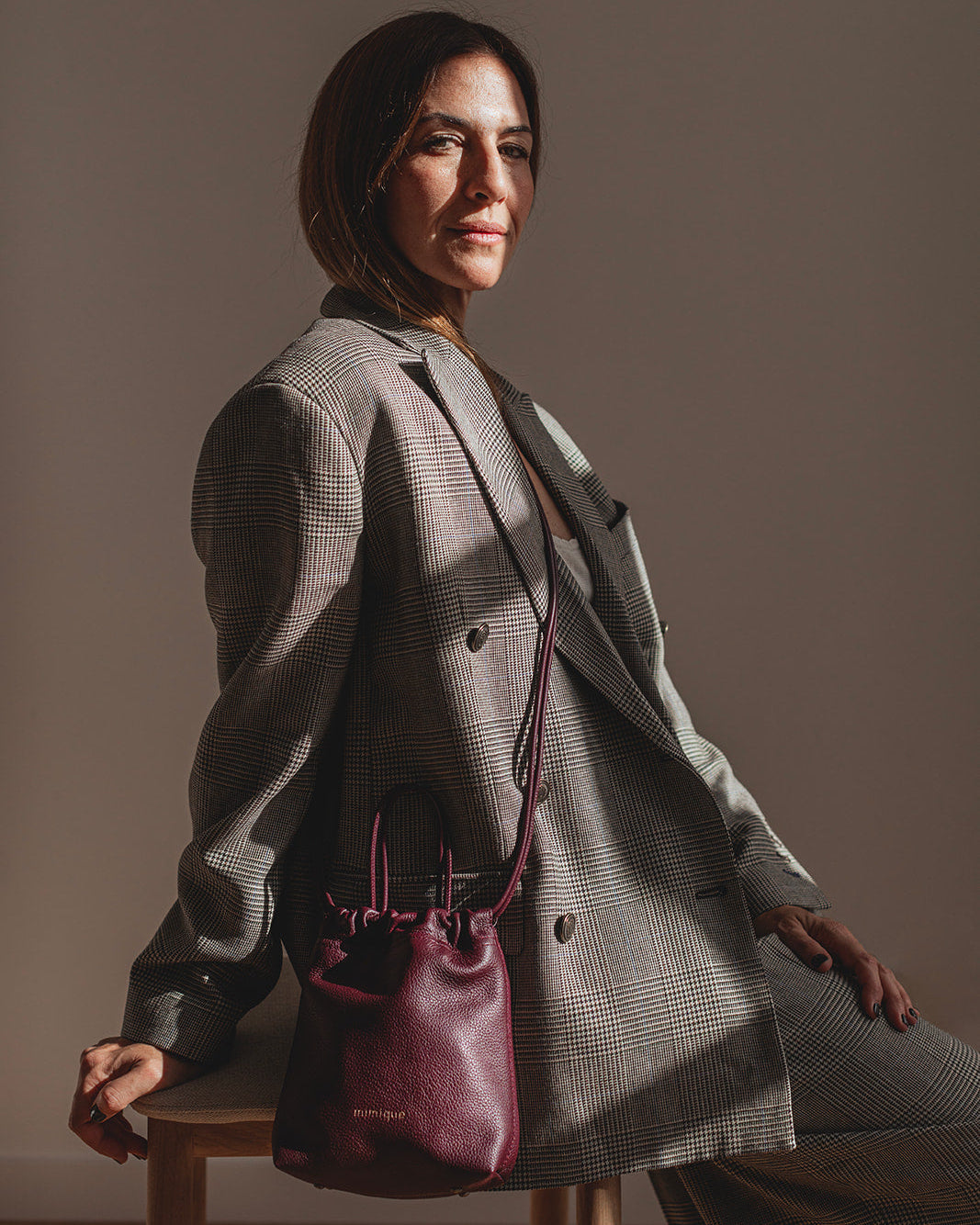 Bandolera de piel burdeos para mujer Cue Mimique. Calidad made in Spain