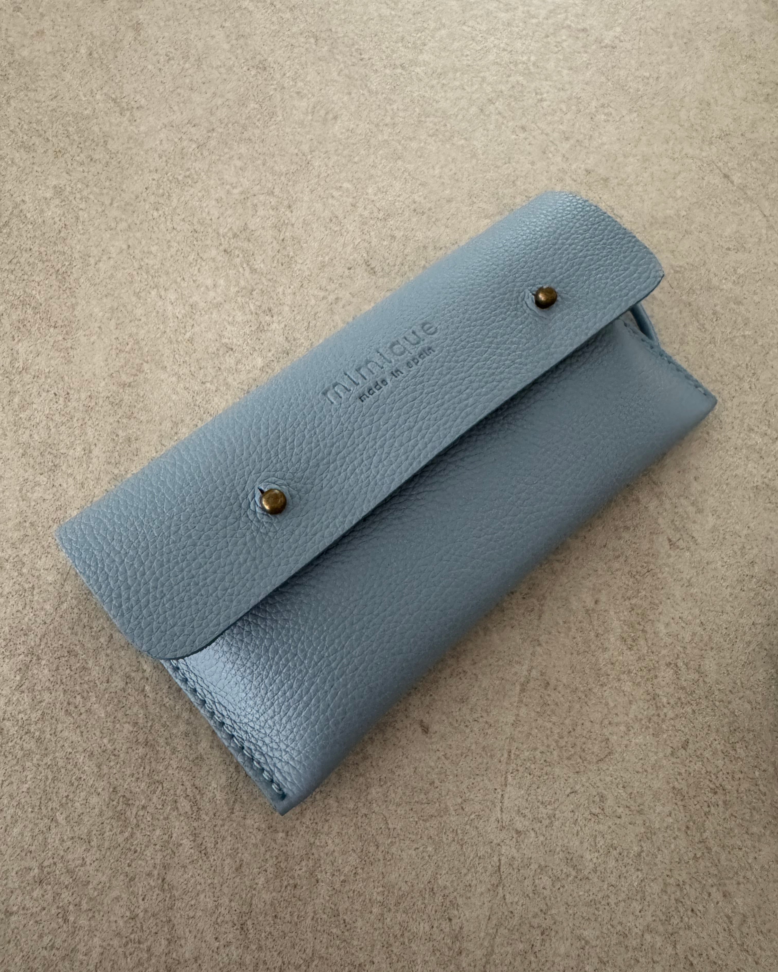 Funda para móvil de piel azul Mimique. Para colgar. Hecha en España