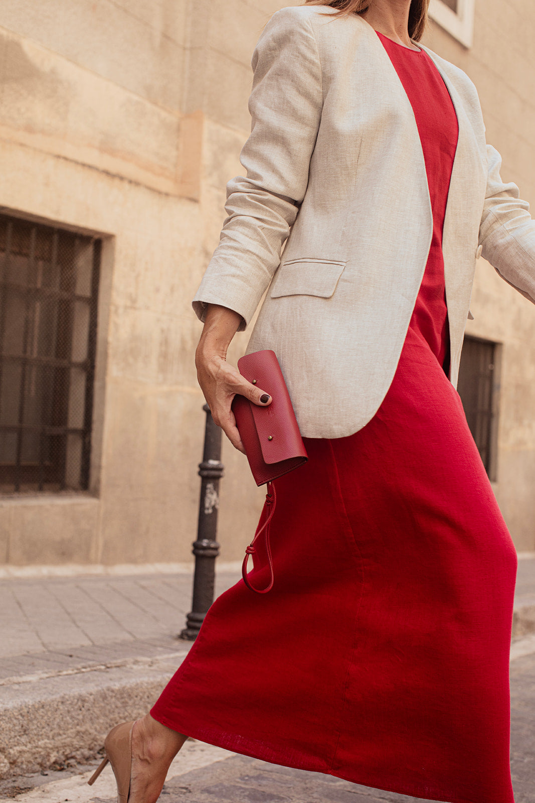 Funda de móvil Mimique en piel rojo guinda. Hecha a mano en España