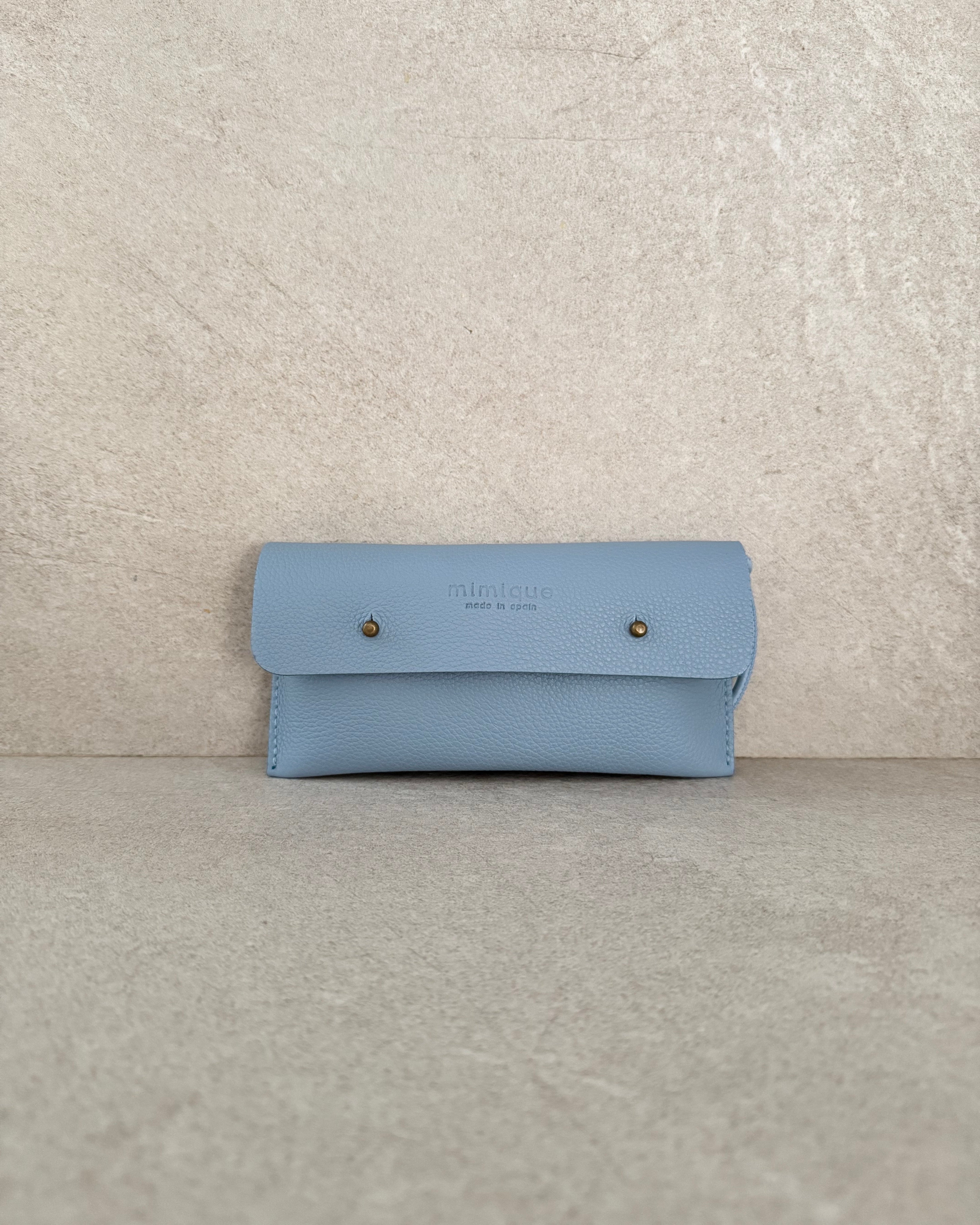 Funda para móvil de piel azul Mimique. Para colgar. Hecha en España