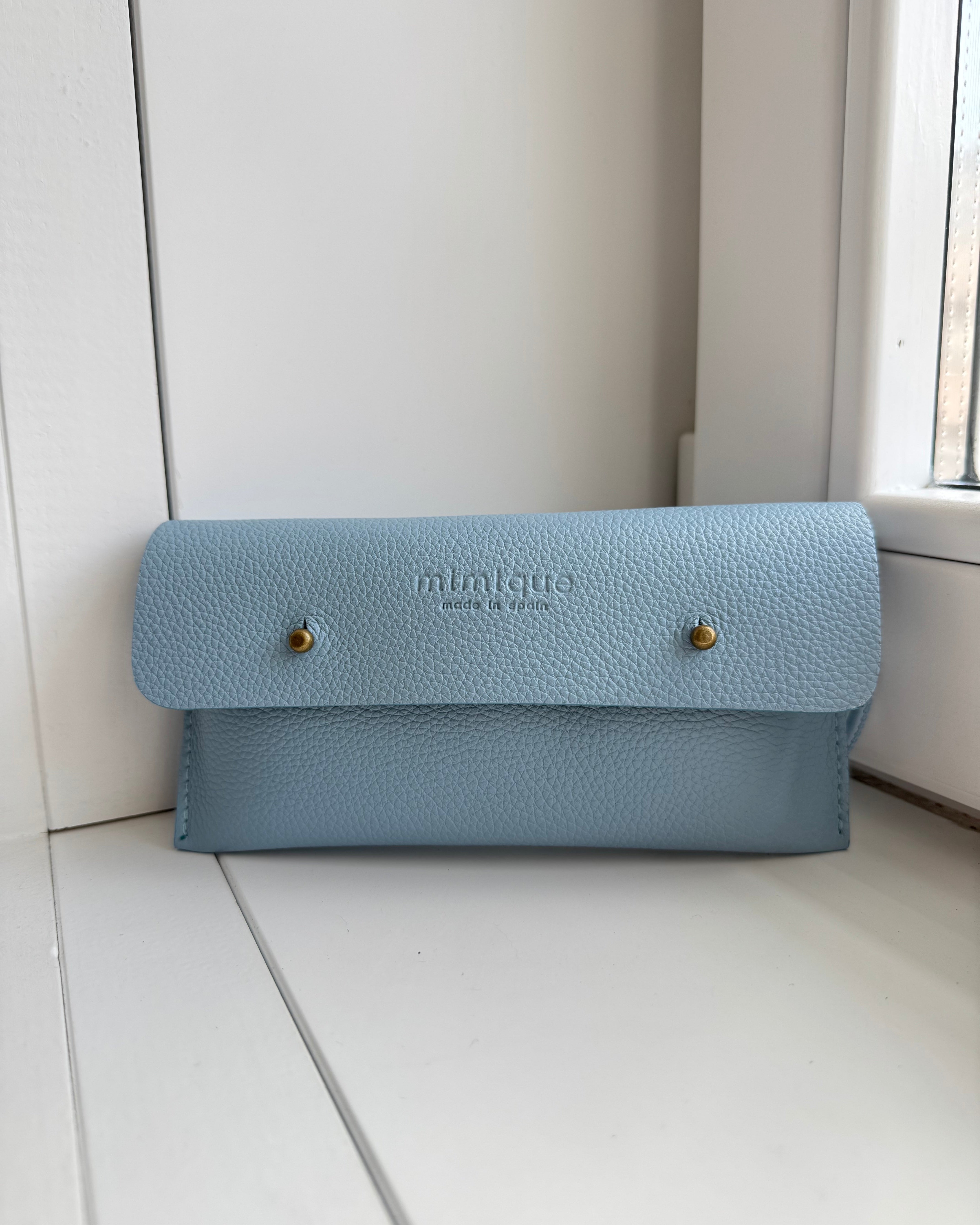 Funda para móvil de piel azul Mimique. Para colgar. Hecha en España