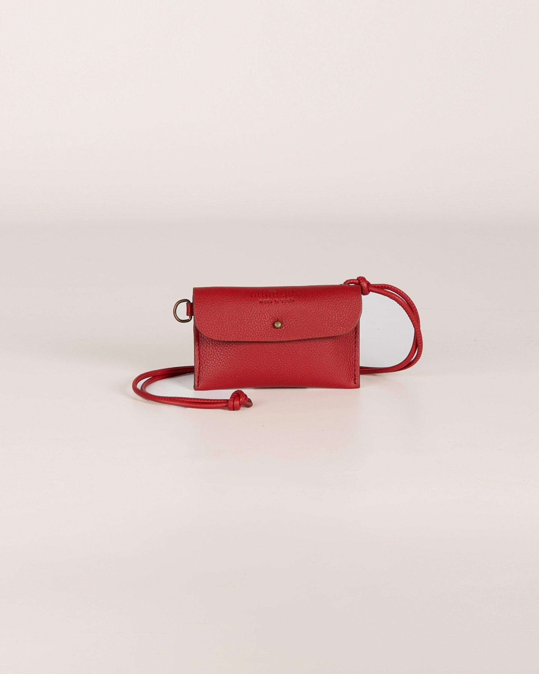 Funda multiusos de piel de Mimique. Para colgar y llevar llaves. Hecha en España. Color rojo