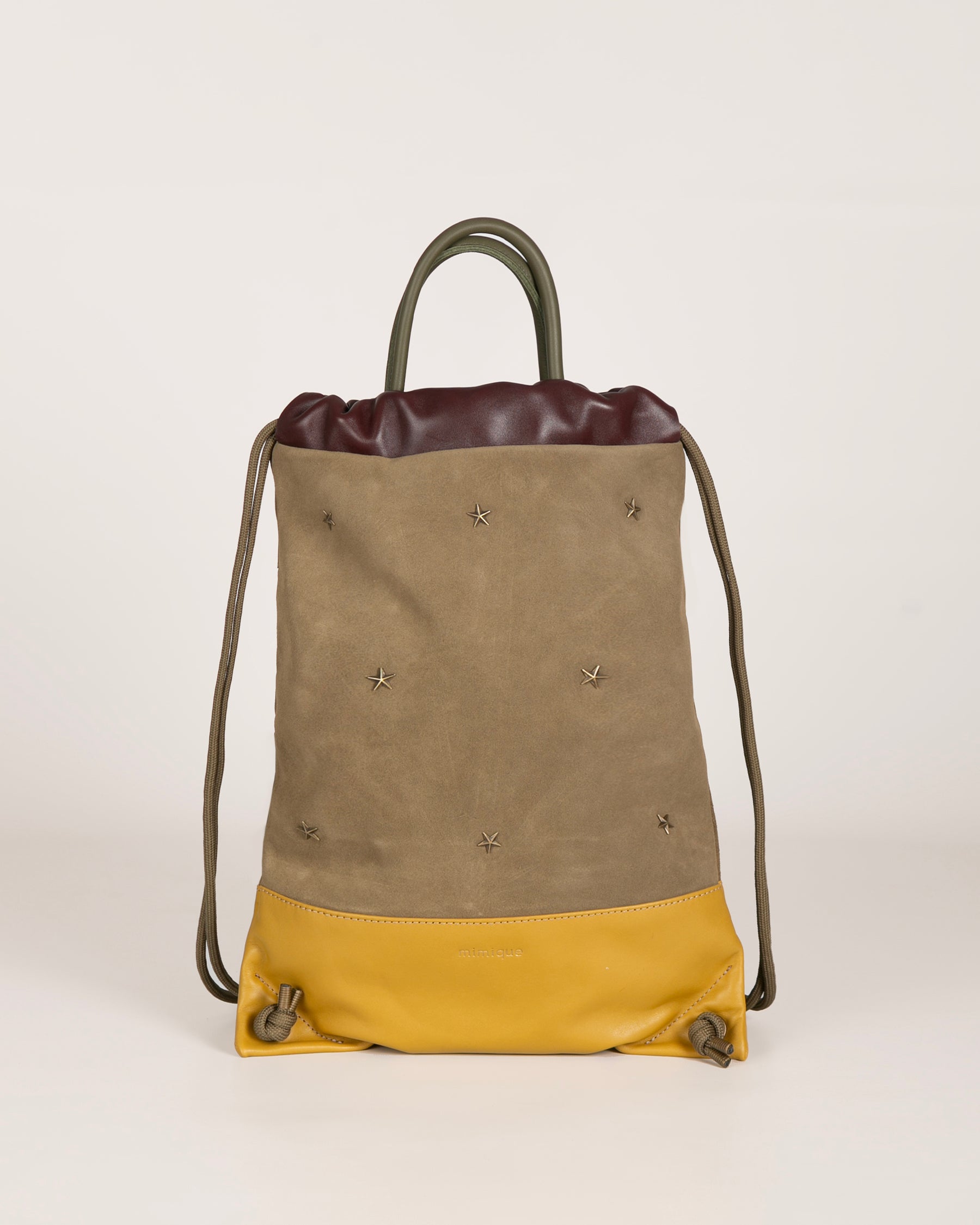 Mochila de piel Tachuelas Mimique color caqui. Calidad hecha en España