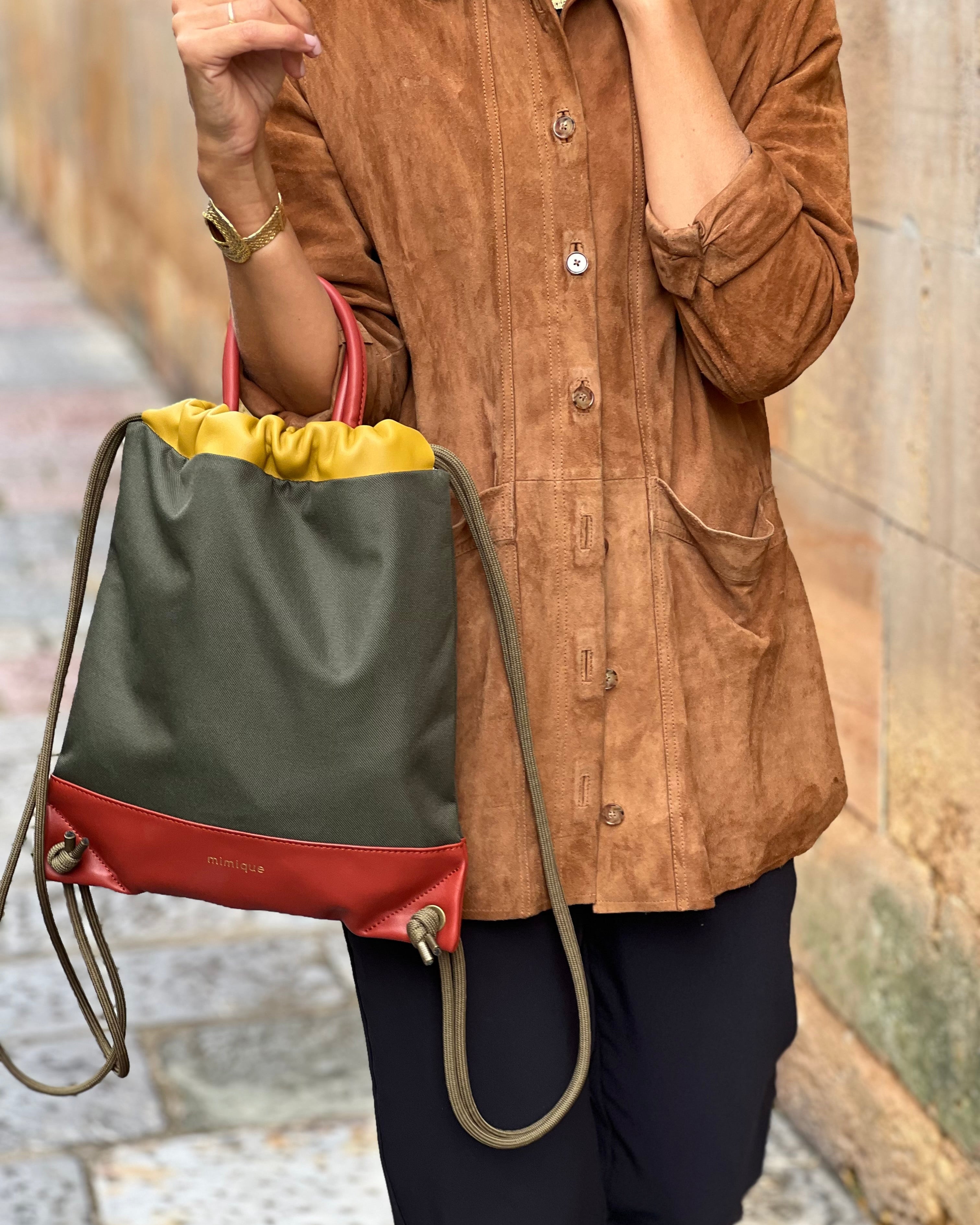 Mochila impermeable para mujer ligera Atalaya de Mimique. Color verde caqui. Hecha en España