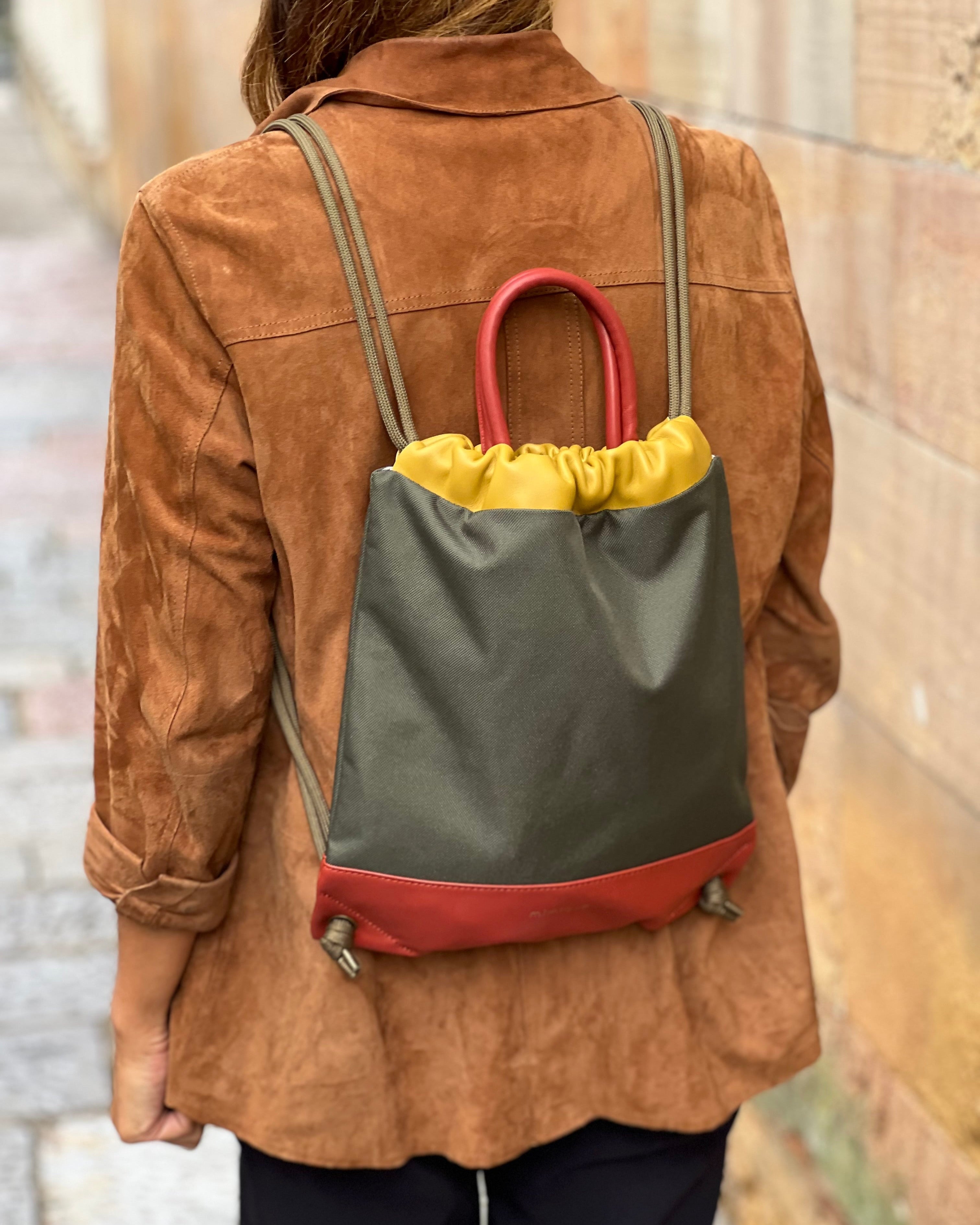 Mochila impermeable para mujer ligera Atalaya de Mimique. Color verde caqui. Hecha en España