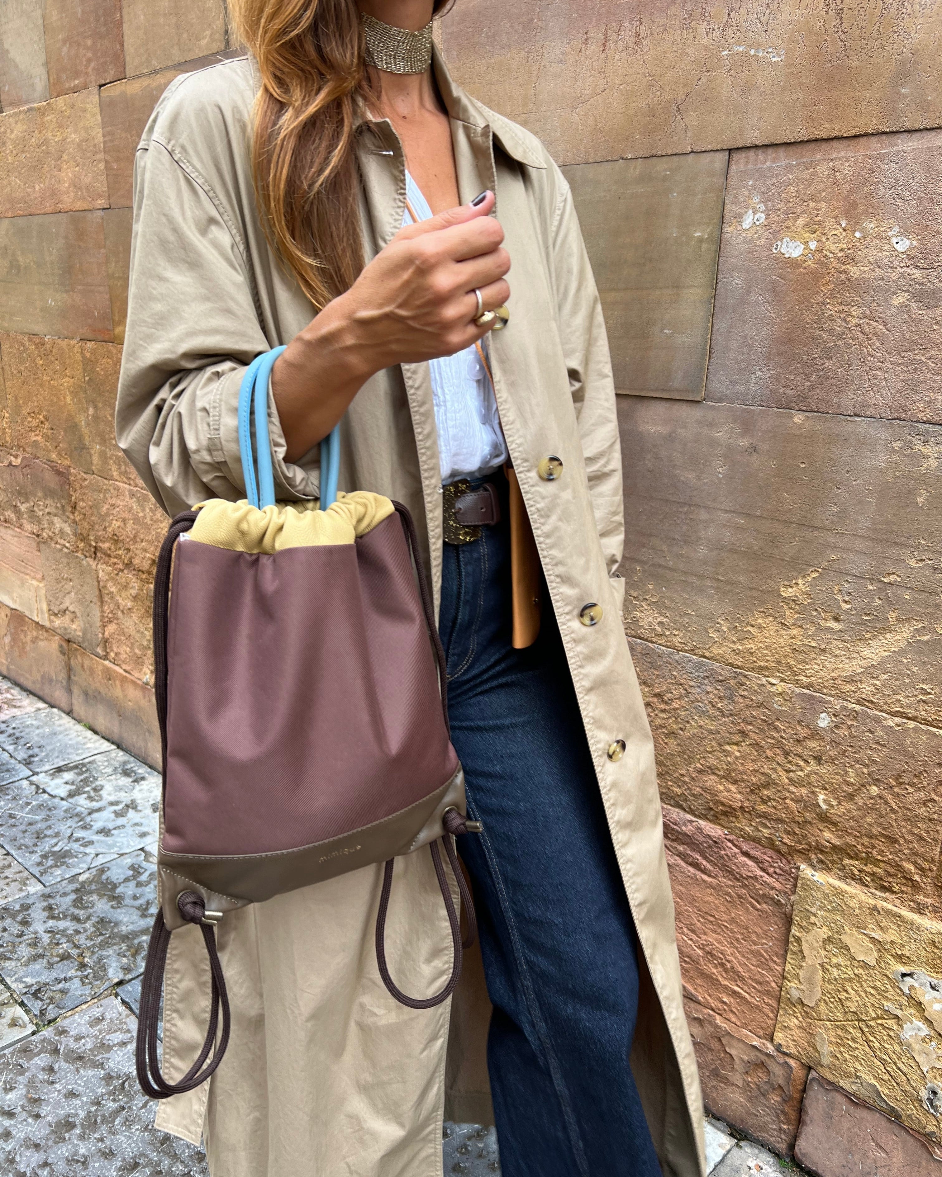 Mochila ligera para mujer en loneta impermeable Atalaya de Mimique. Color marrón chocolate