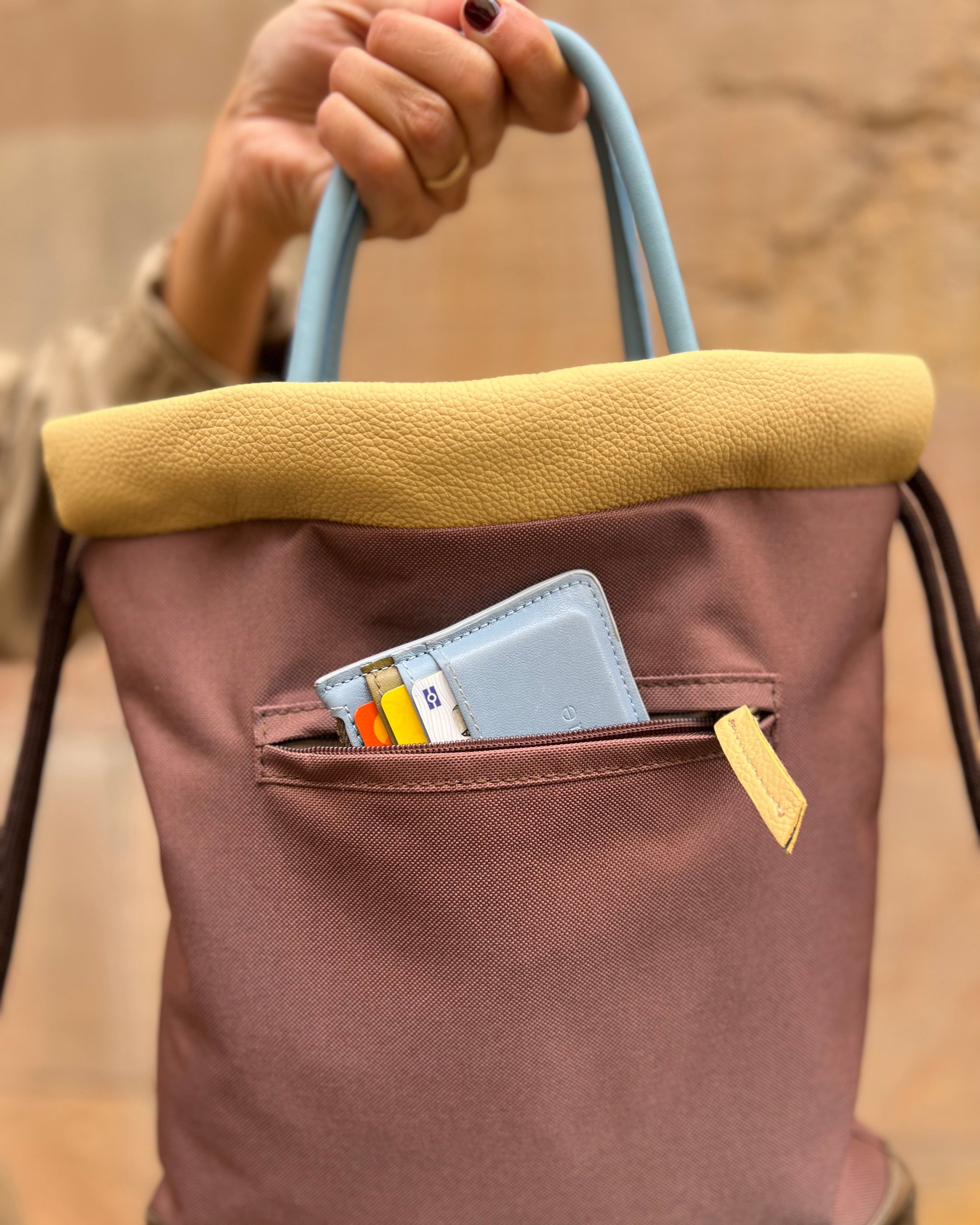 Mochila ligera para mujer en loneta impermeable Atalaya de Mimique. Color marrón chocolate