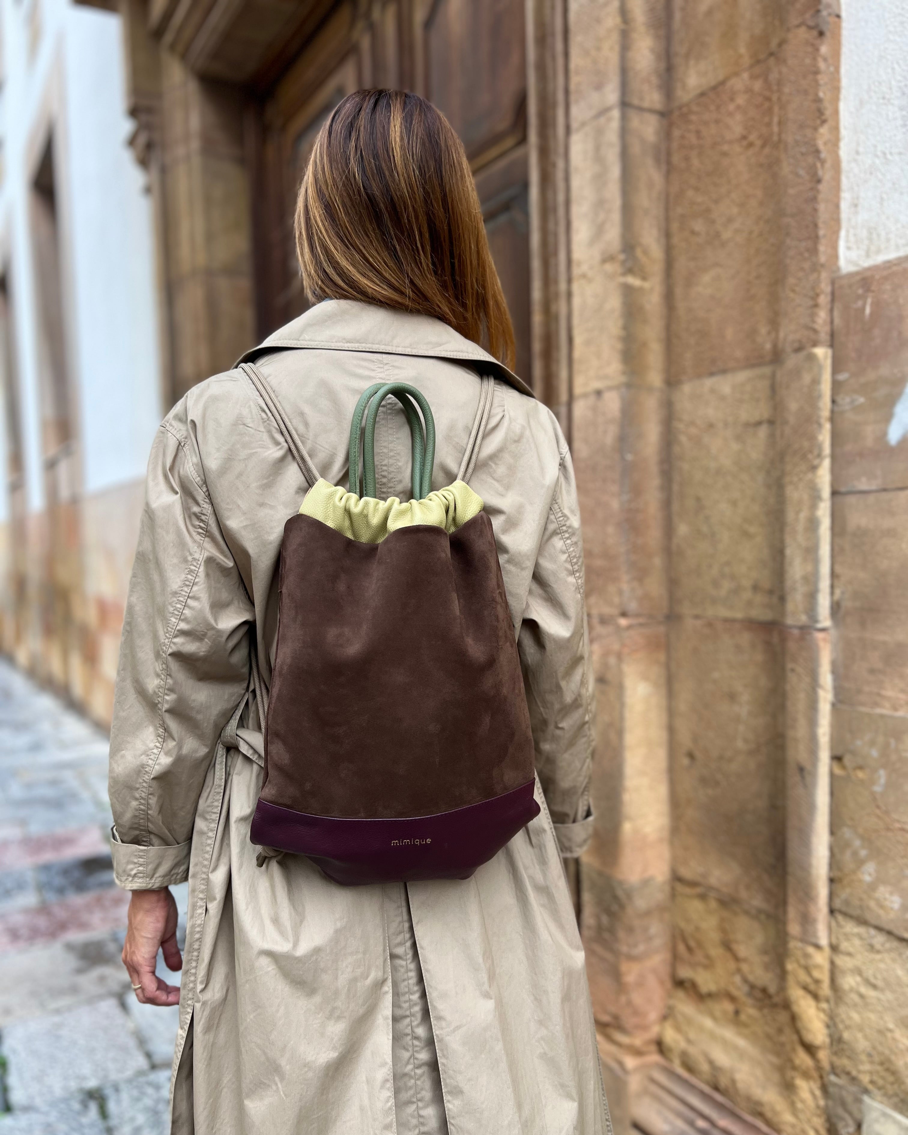 Mochila para mujer Arra de Mimique. En piel y ante de gran calidad color marrón chocolate y burdeos