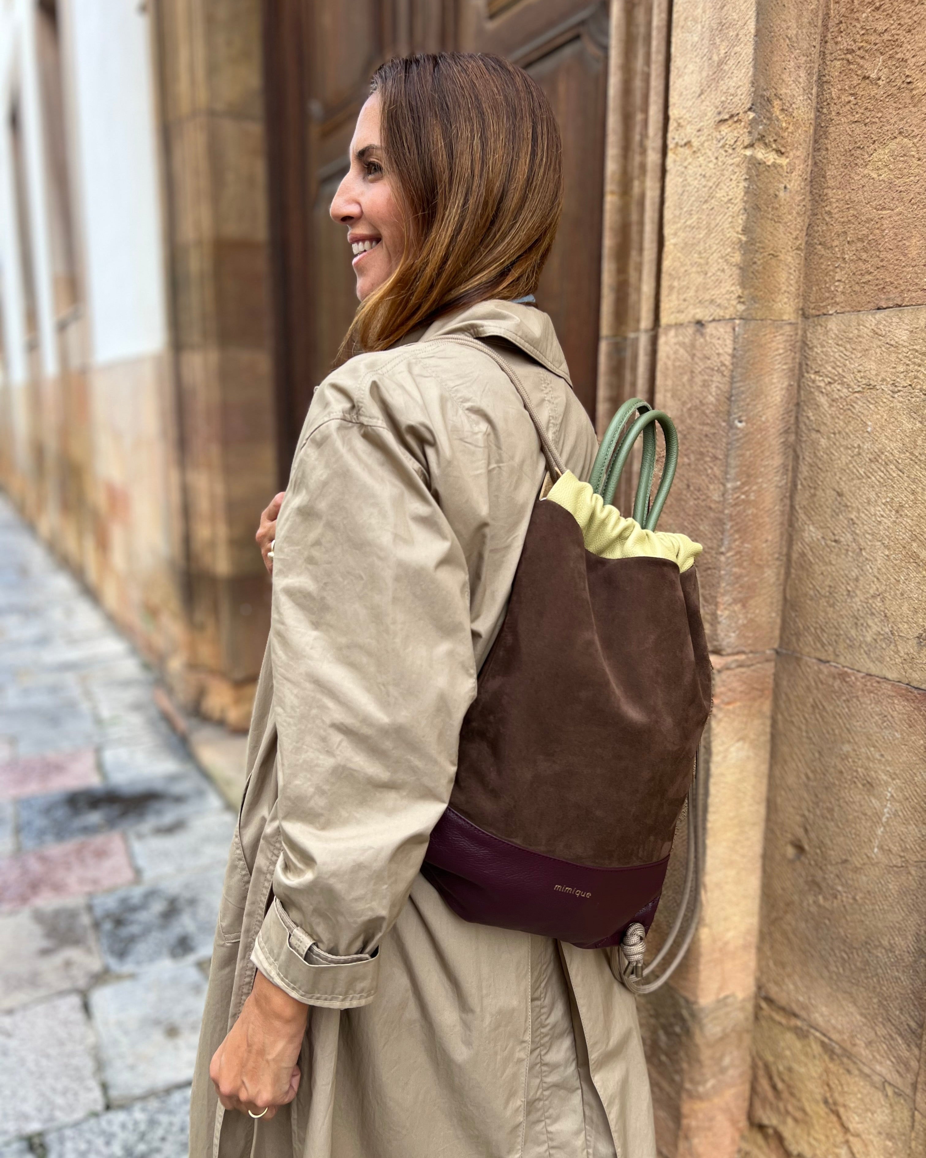 Mochila para mujer Arra de Mimique. En piel y ante de gran calidad color marrón chocolate y burdeos