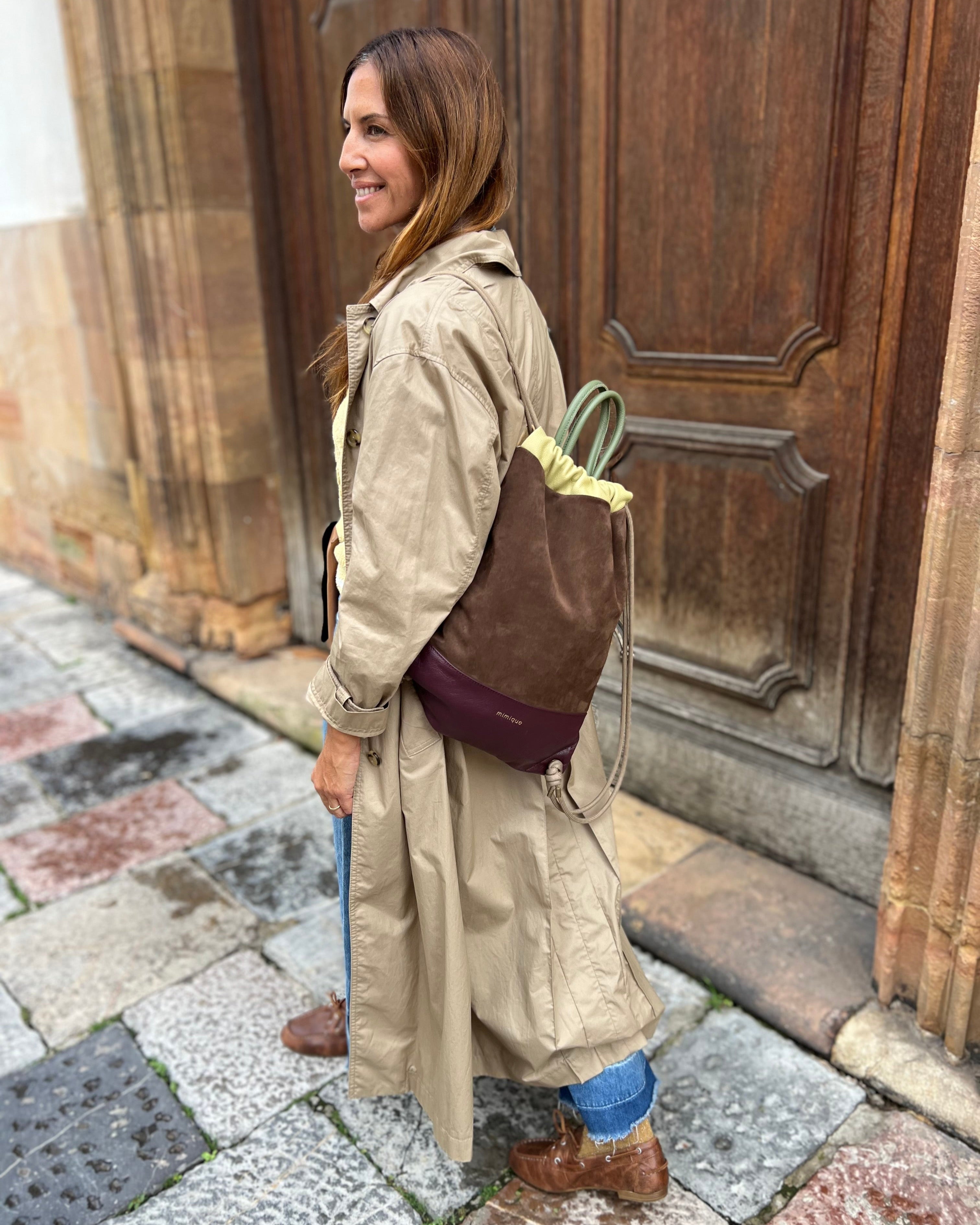 Mochila para mujer Arra de Mimique. En piel y ante de gran calidad color marrón chocolate y burdeos