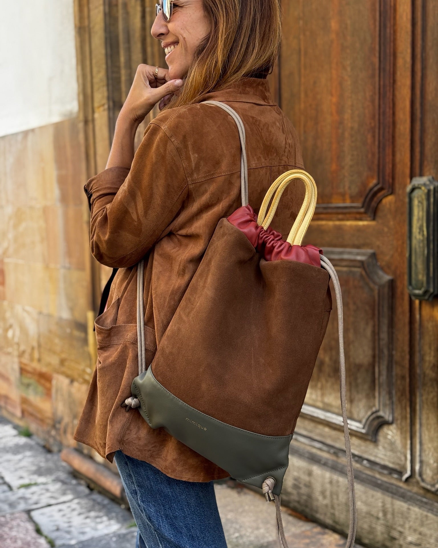 Mochila de mujer de piel y ante Arra Mimique. Marrón. Calidad made in spain
