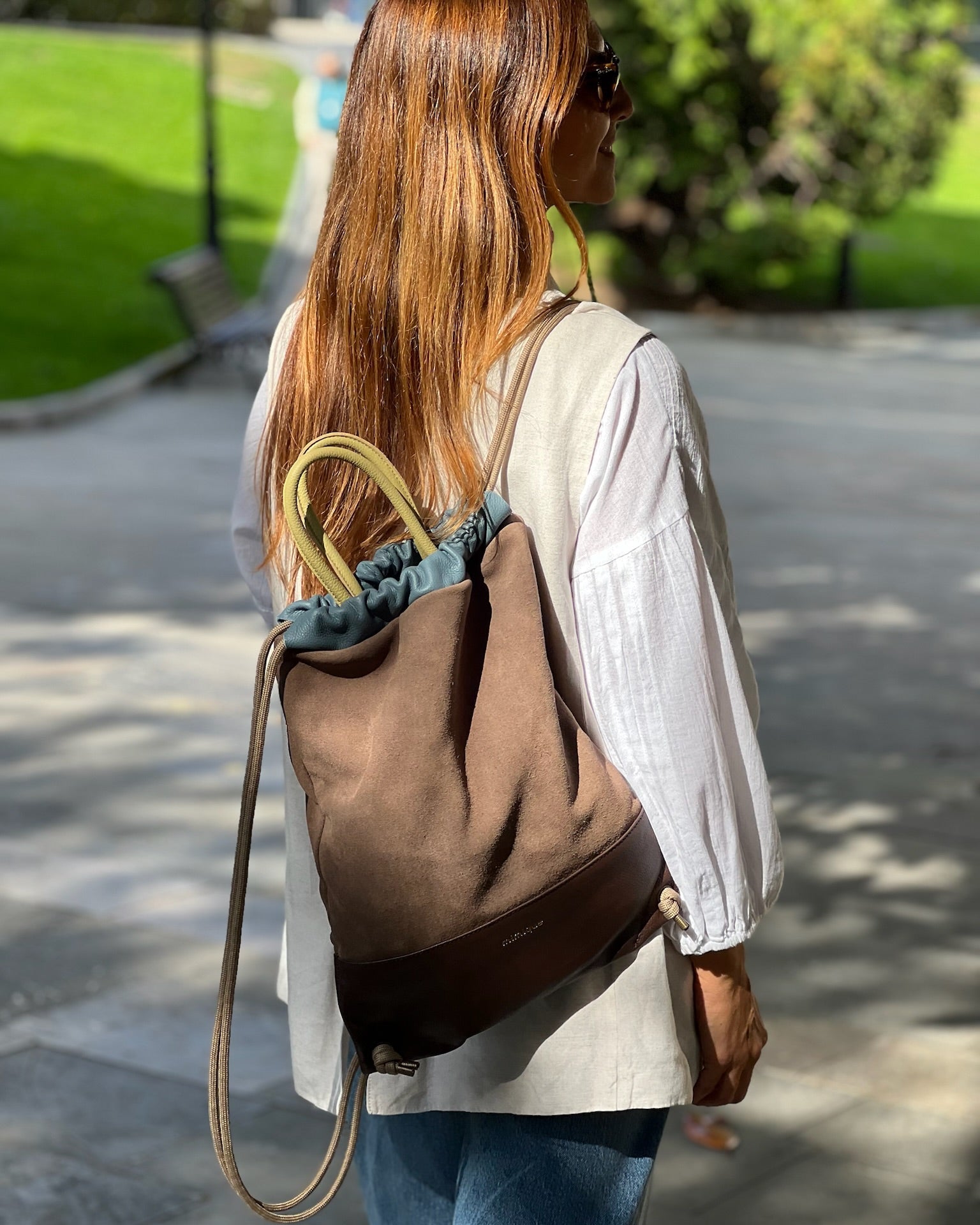 Mochila para mujer de gran calidad Arra de Mimique. Hecha en España de piel topo y chocolate