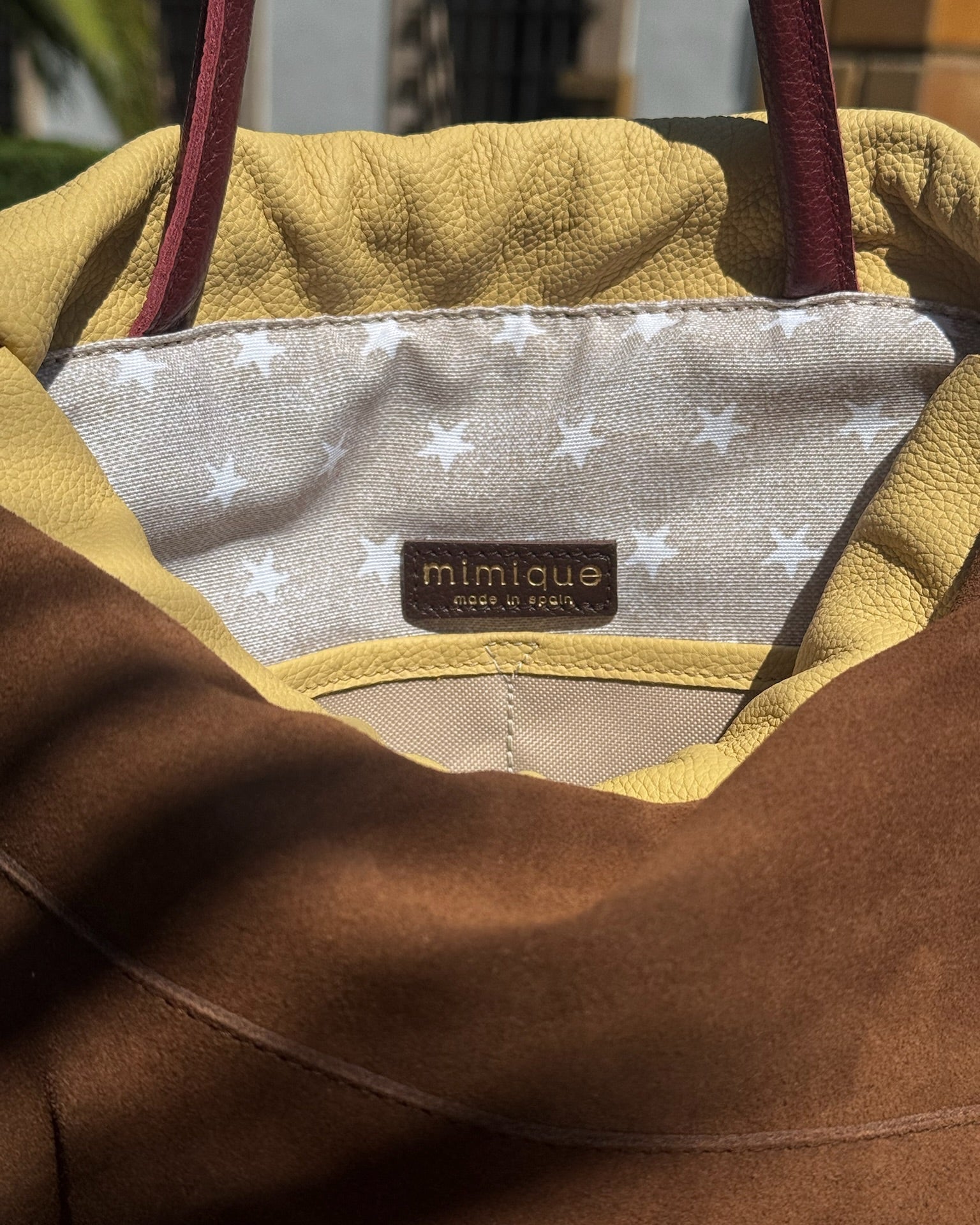 Mochila con volate para mujer Bolonia mini de Mimique. De piel y serraje marrón. Hecha en España