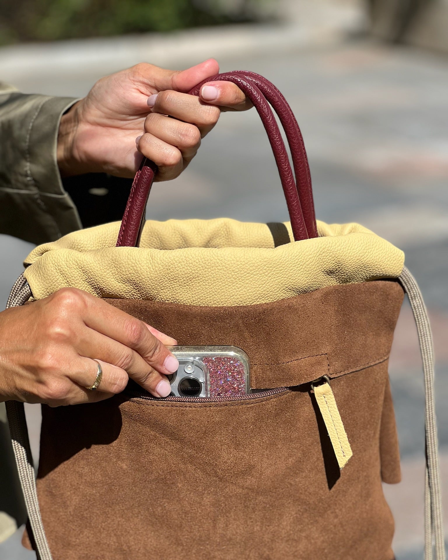 Mochila con volate para mujer Bolonia mini de Mimique. De piel y serraje marrón. Hecha en España