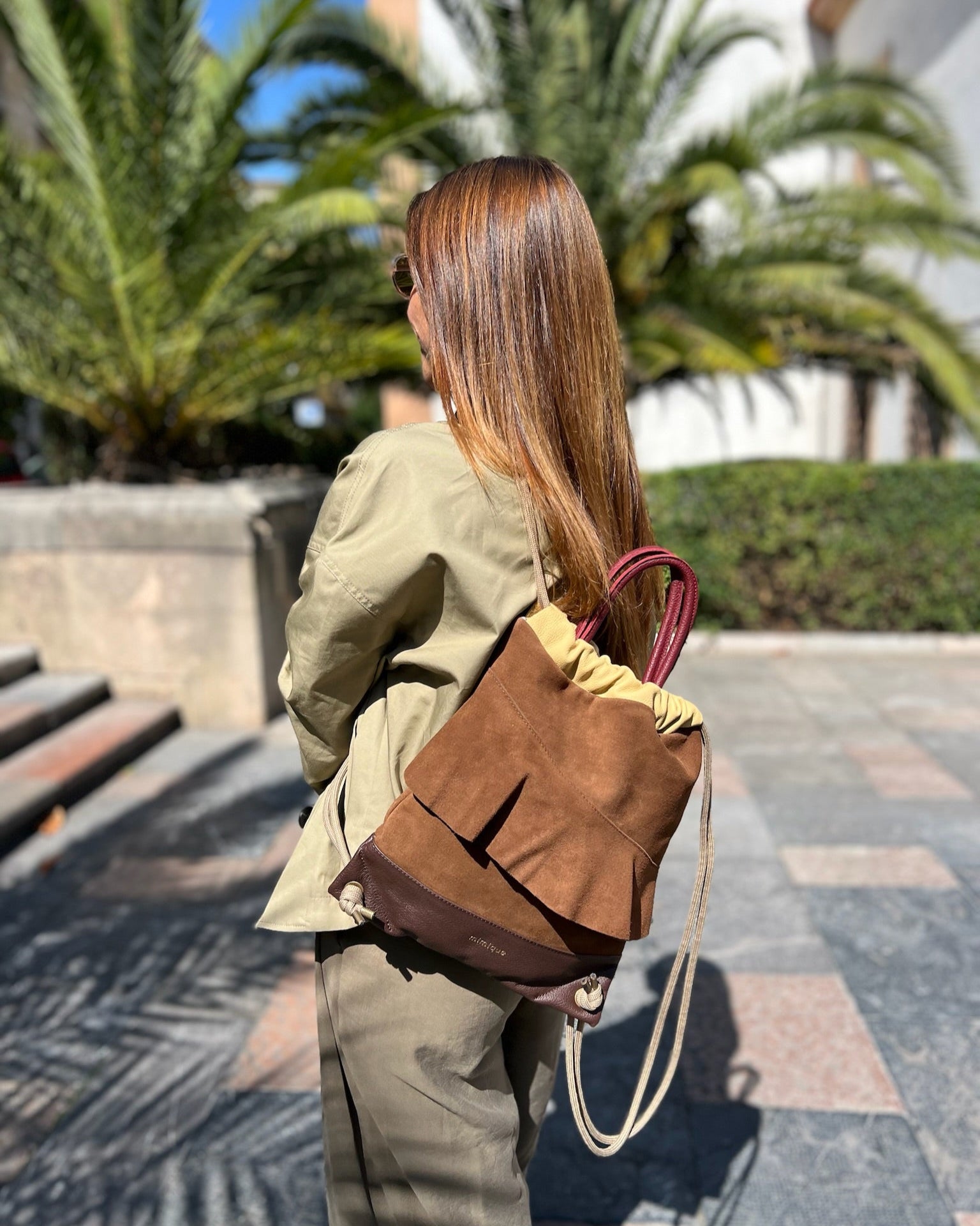 Mochila con volate para mujer Bolonia mini de Mimique. De piel y serraje marrón. Hecha en España