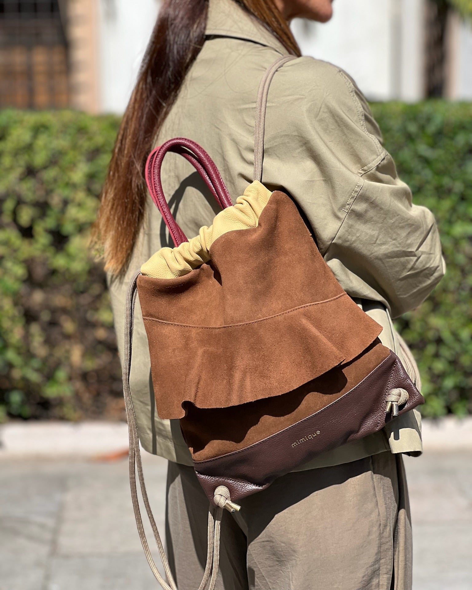 Mochila con volate para mujer Bolonia mini de Mimique. De piel y serraje marrón. Hecha en España