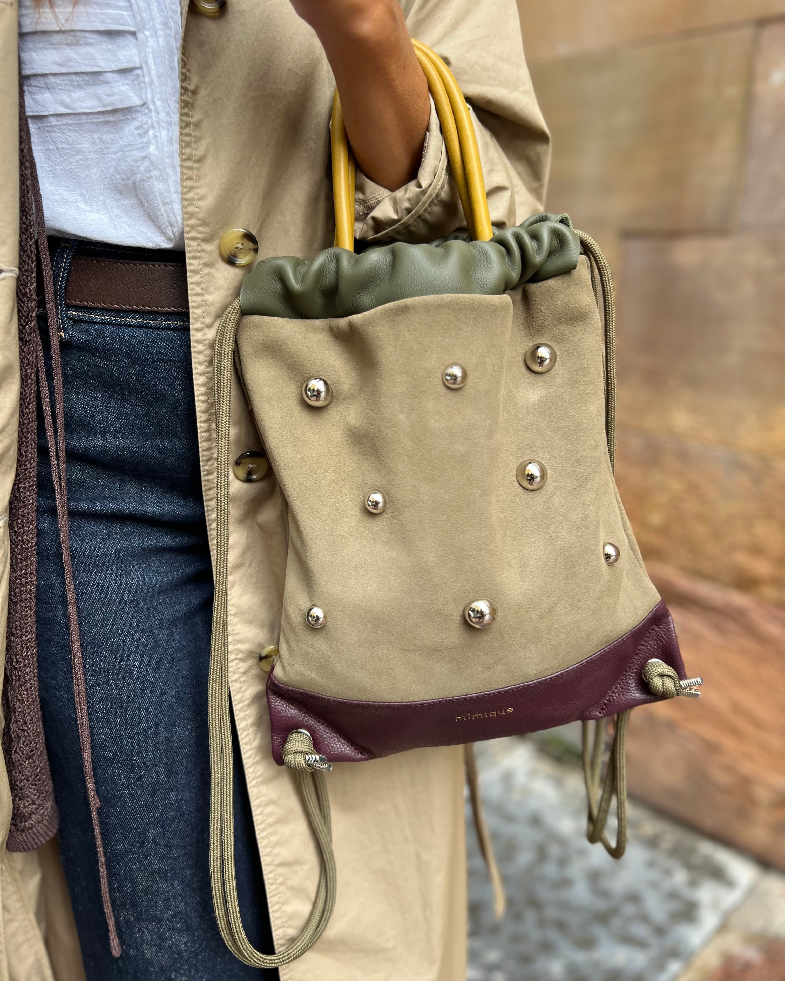 Mochila bolso Tachuelas mini Mimique en piel de gran calidad y serraje caqui. Made in Spain