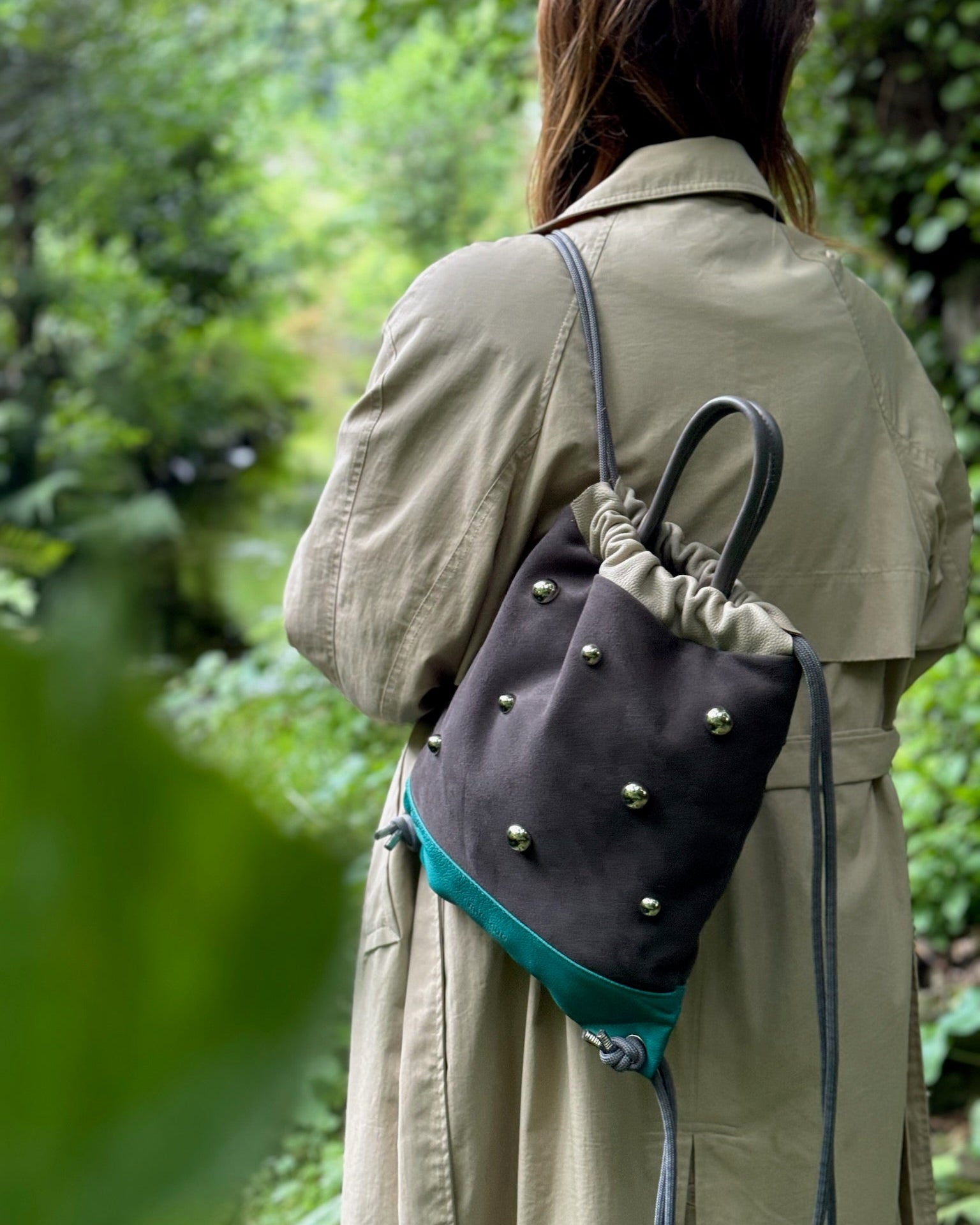 Bolso mochila piel para mujer de mimique tachuelas mini. Color gris. Made in Spain