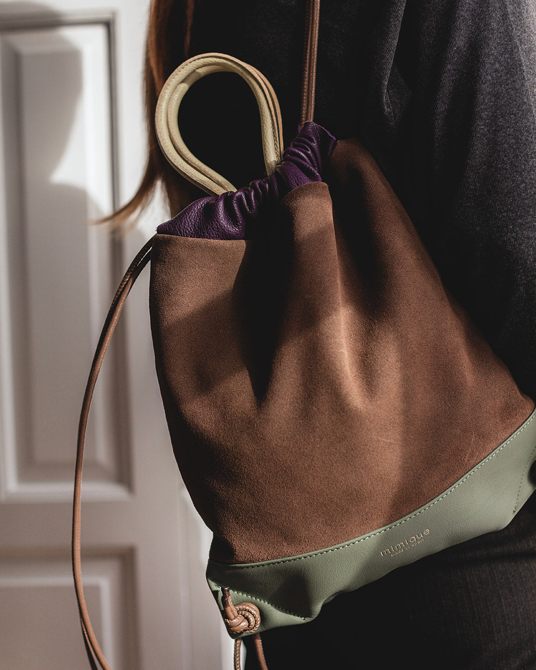 Mochila bolso de piel y ante Torimbia Zero de Mimique. Hecha a mano en España. Color topo