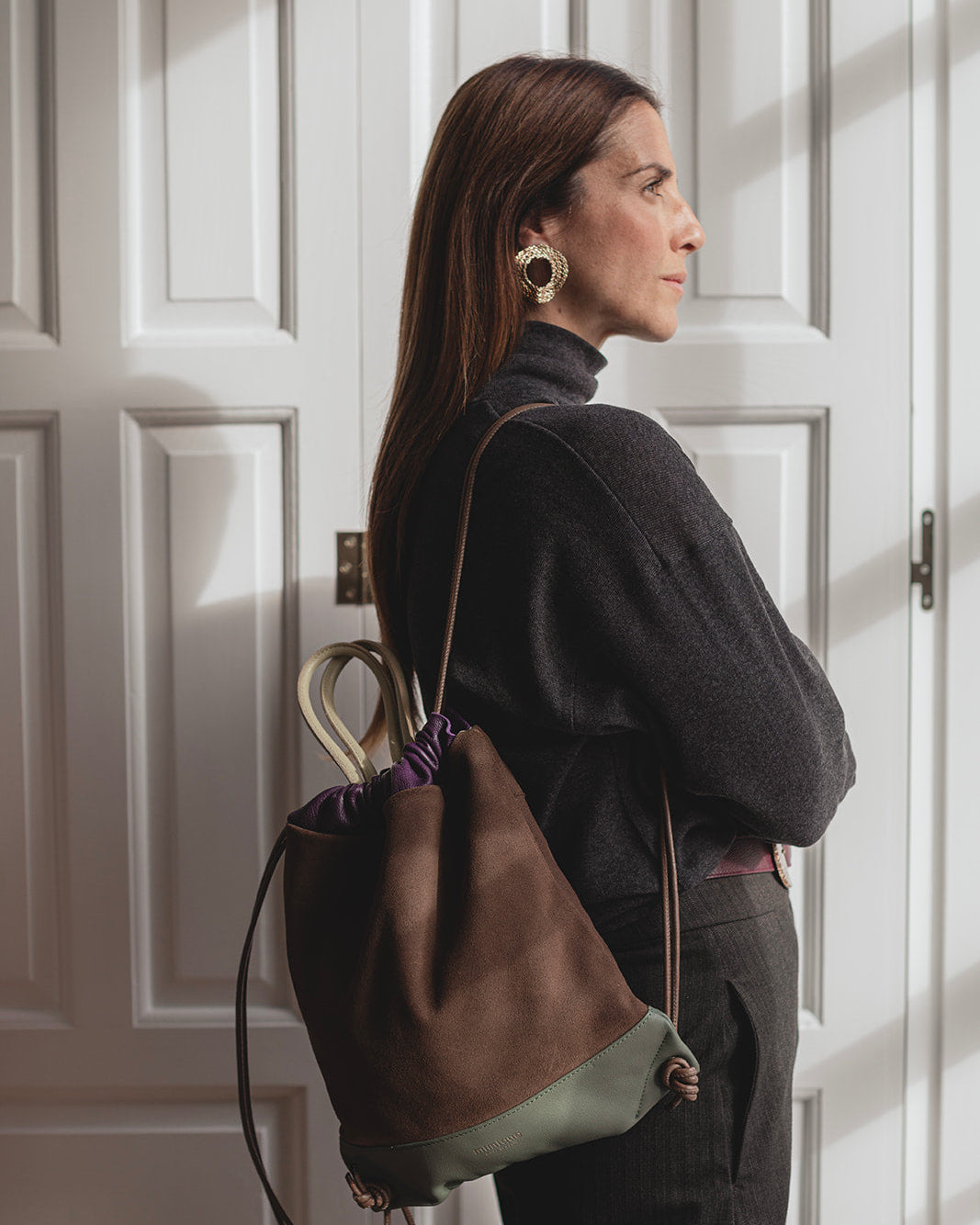 Mochila bolso de piel y ante Torimbia Zero de Mimique. Hecha a mano en España. Color topo