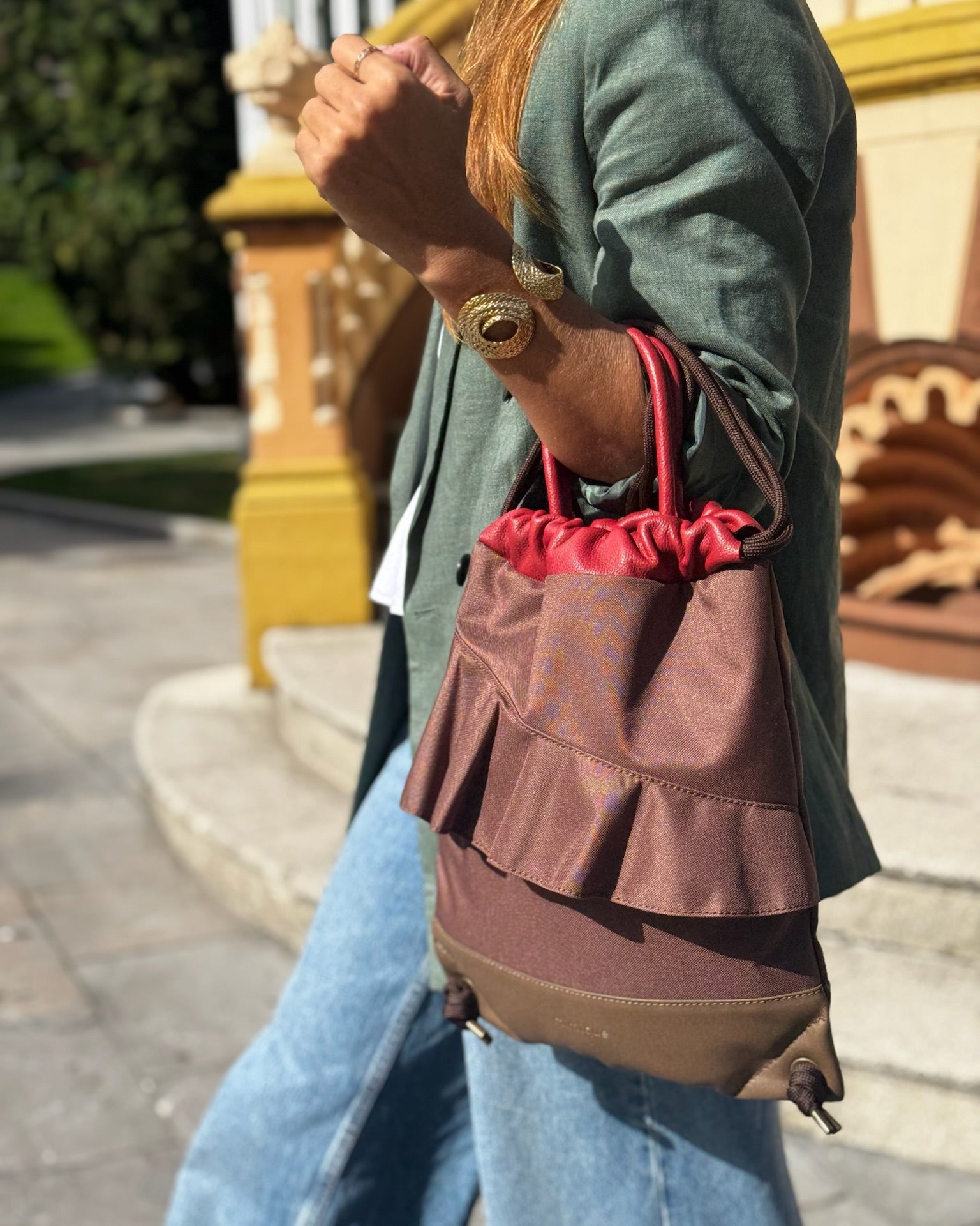 Mochila bolso Zahora mini de Mimique. Ligera, de gran calidad, con volante marrón chocolate
