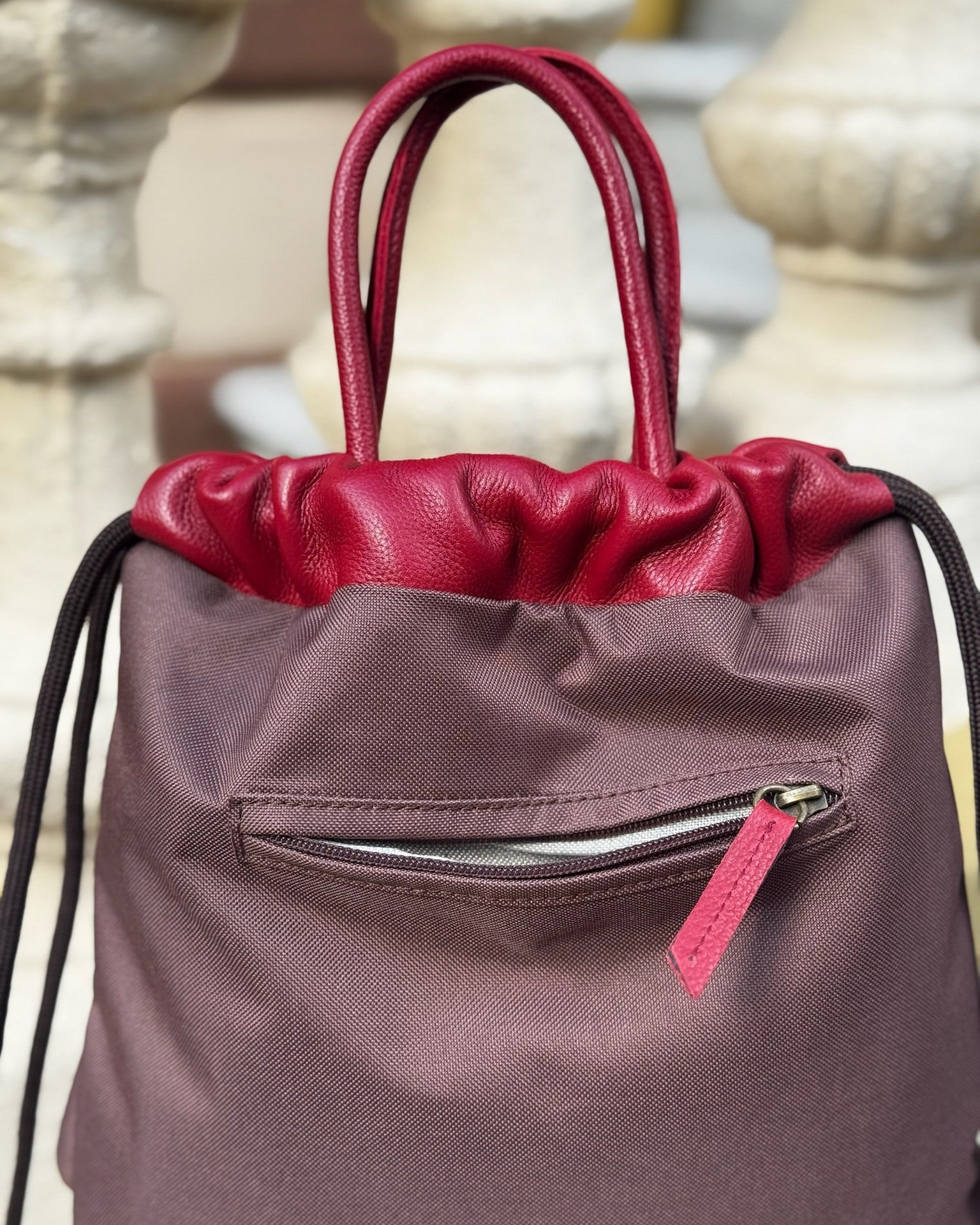 Mochila bolso Zahora mini de Mimique. Ligera, de gran calidad, con volante marrón chocolate