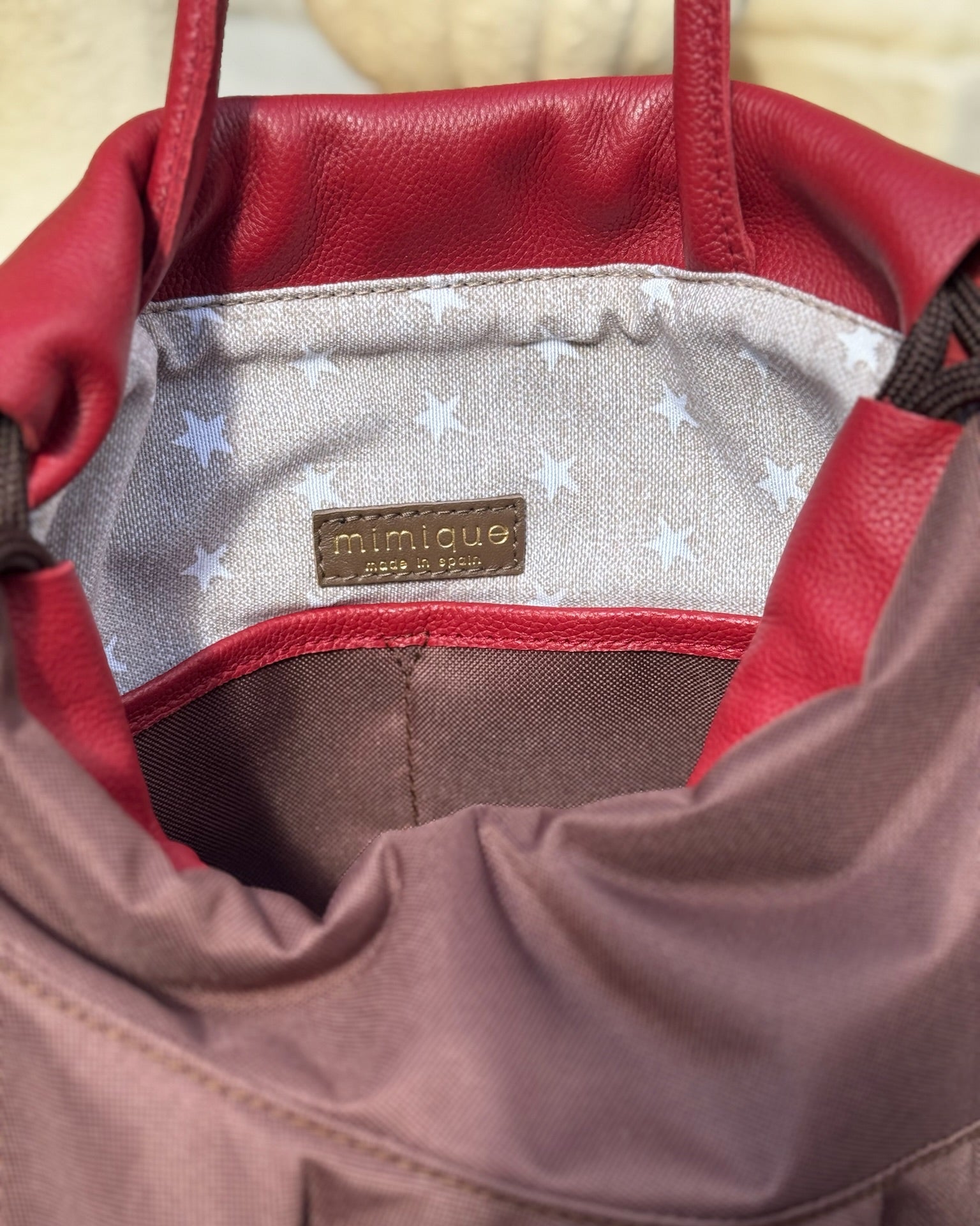 Mochila bolso Zahora mini de Mimique. Ligera, de gran calidad, con volante marrón chocolate