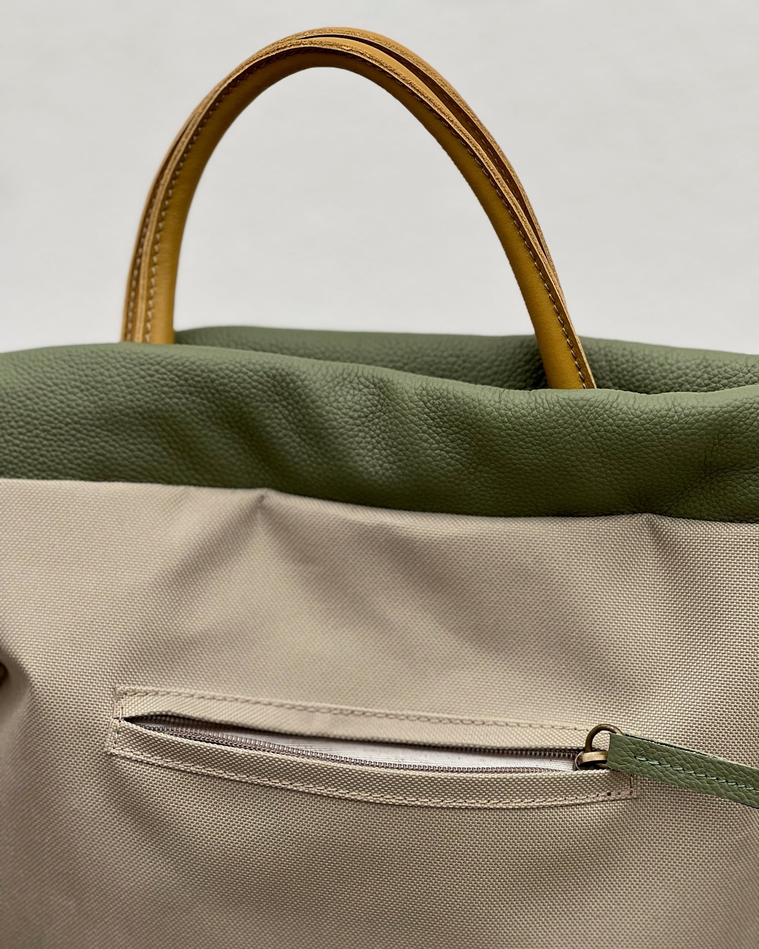 Mochila grande y ligera para mujer Sevalle Mimique. Color beige. Hecha a mano en España