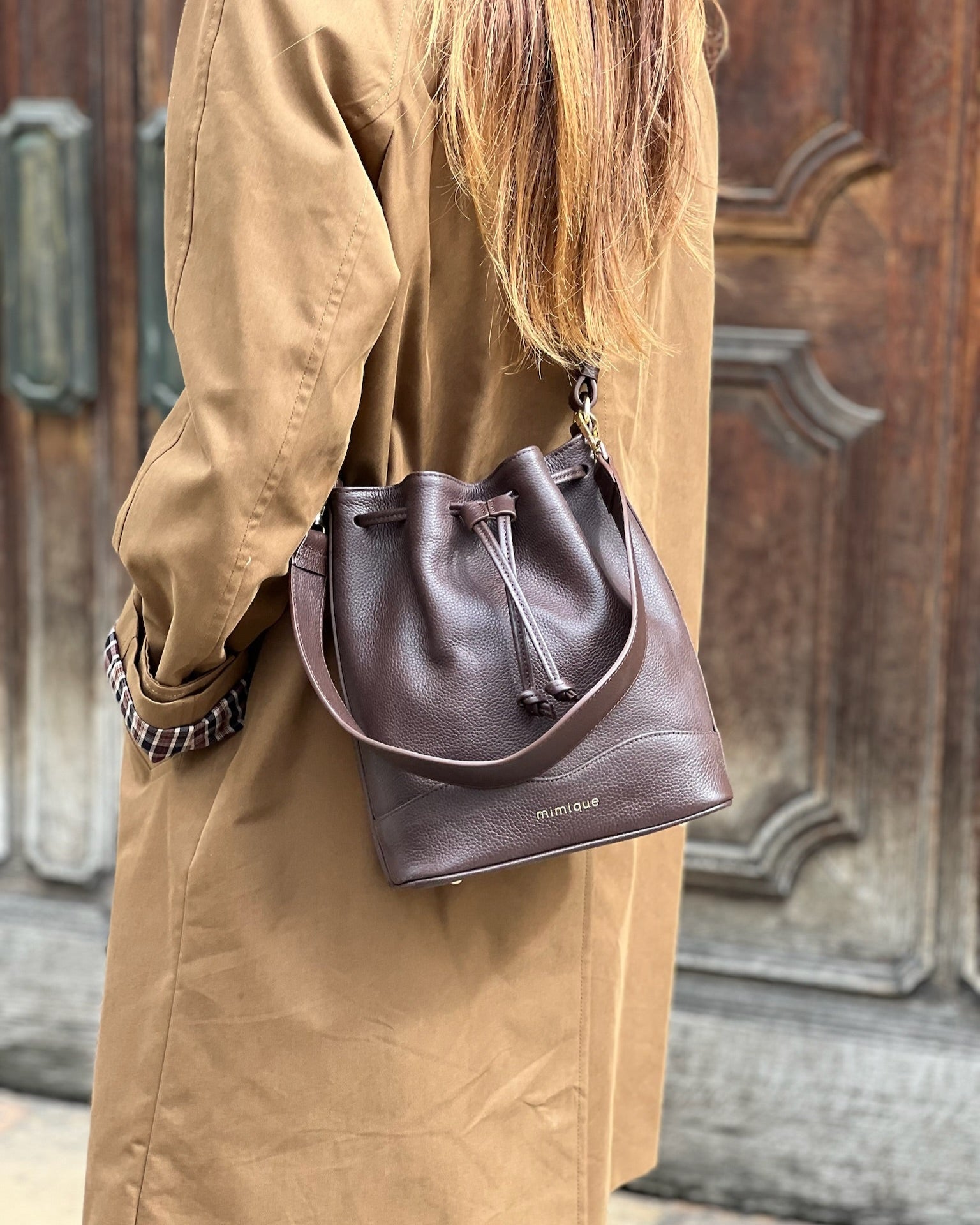 Bolso bombonera de piel para mujer Serín Mimique. Color marrón chocolate. Hecho en España