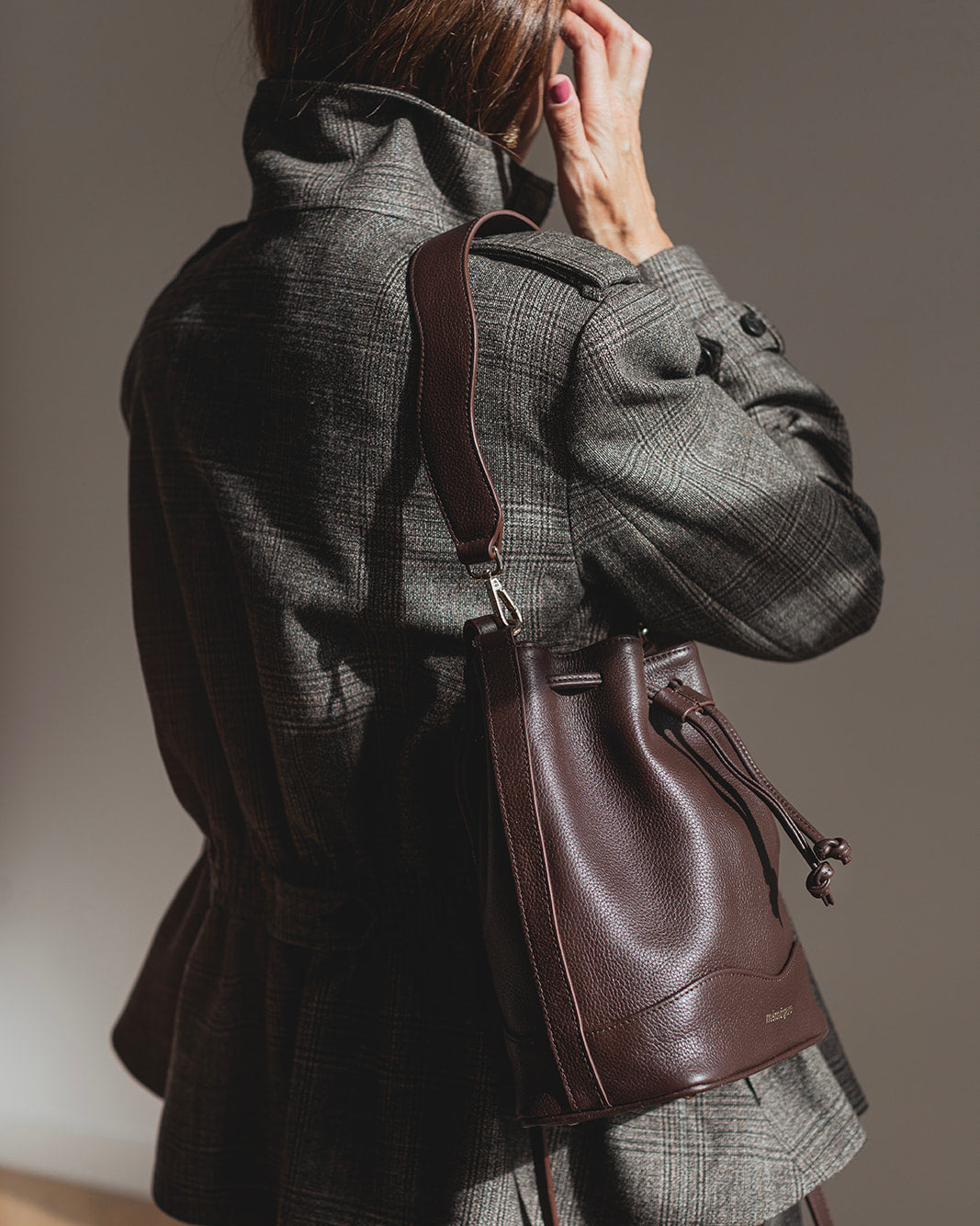 Bolso bombonera de piel para mujer Serín Mimique. Color marrón chocolate. Hecho en España