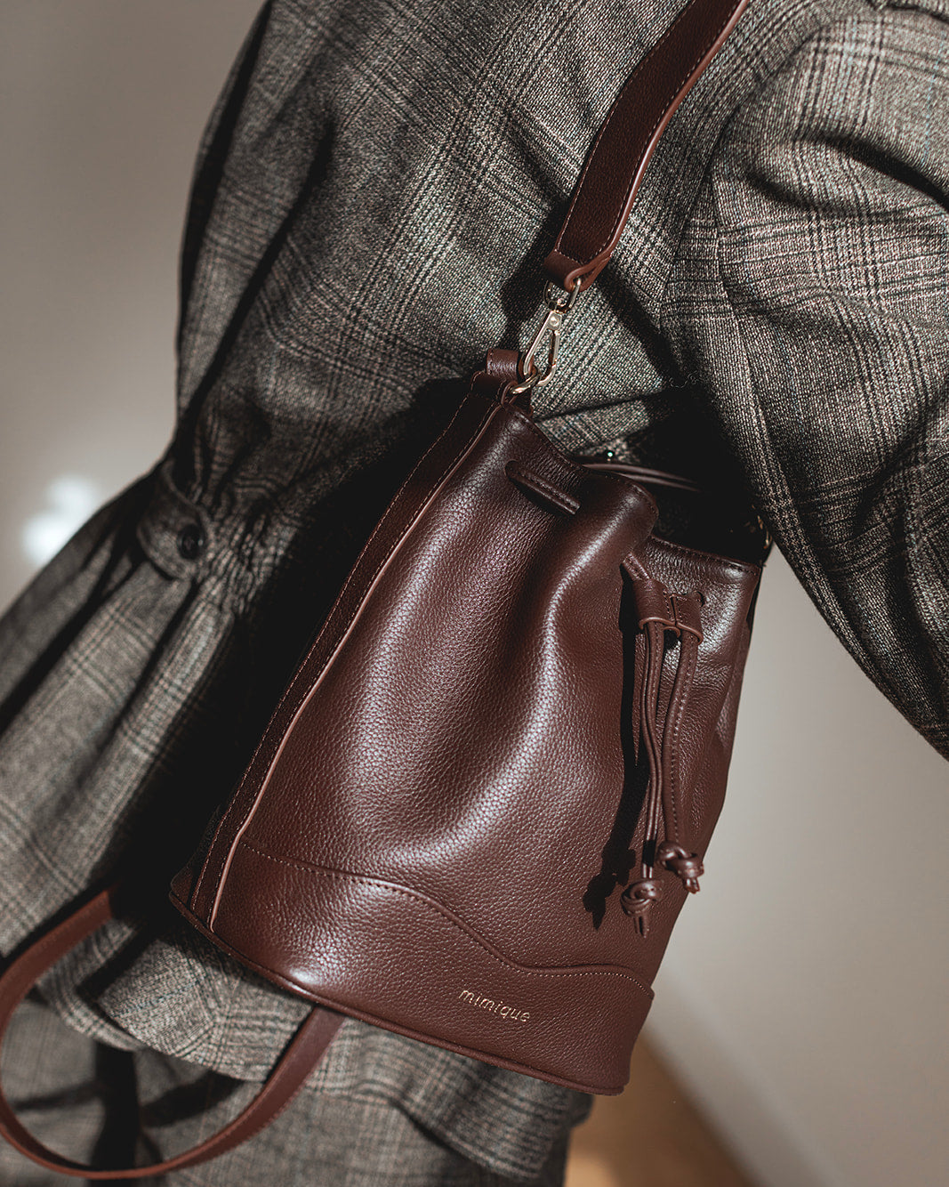 Bolso bombonera de piel para mujer Serín Mimique. Color marrón chocolate. Hecho en España