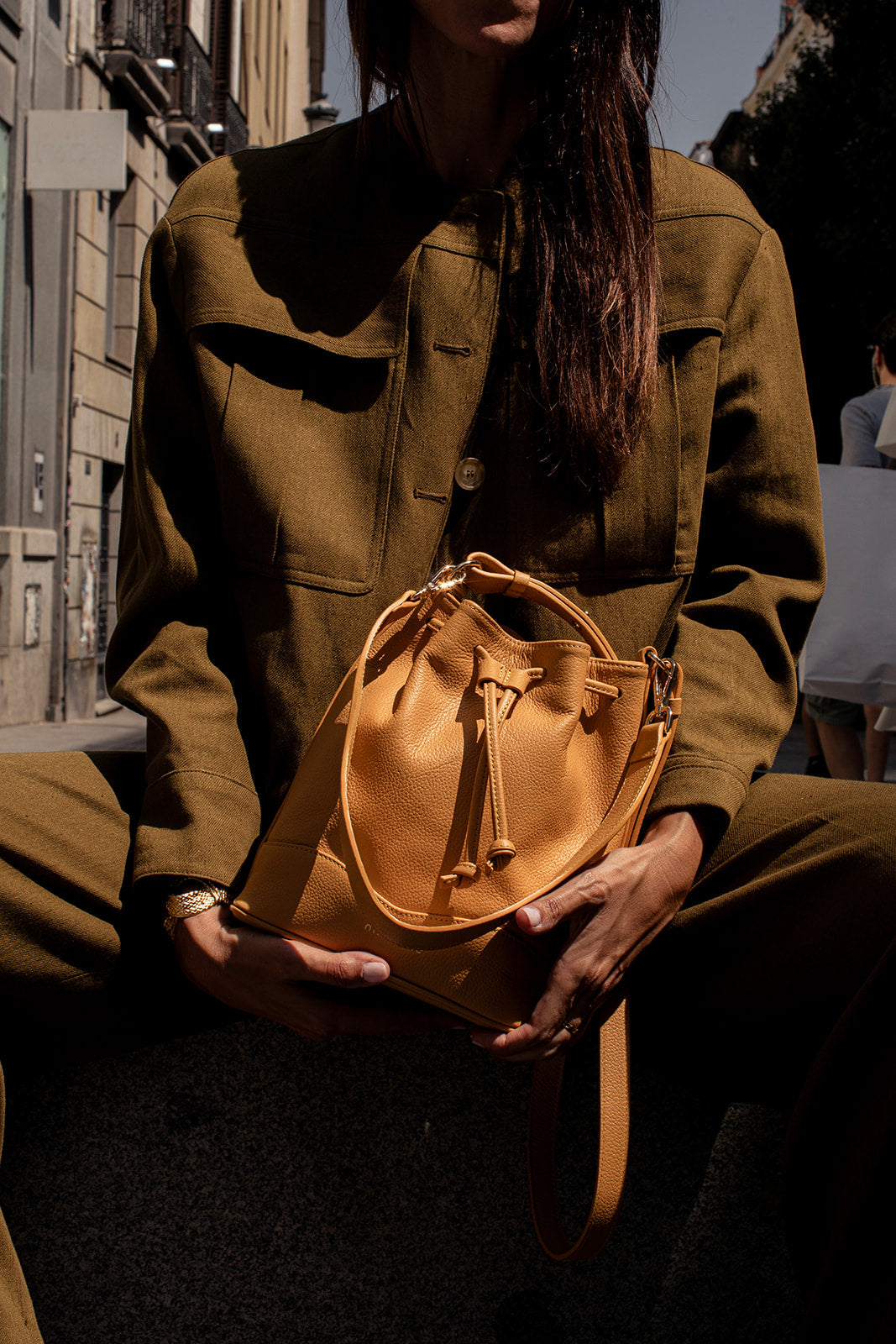 Bolso bombonera Serín Mimique. En piel color mostaza. Hecho en España