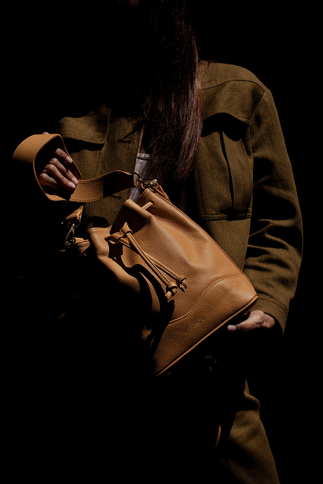 Bolso bombonera Serín Mimique. En piel color mostaza. Hecho en España