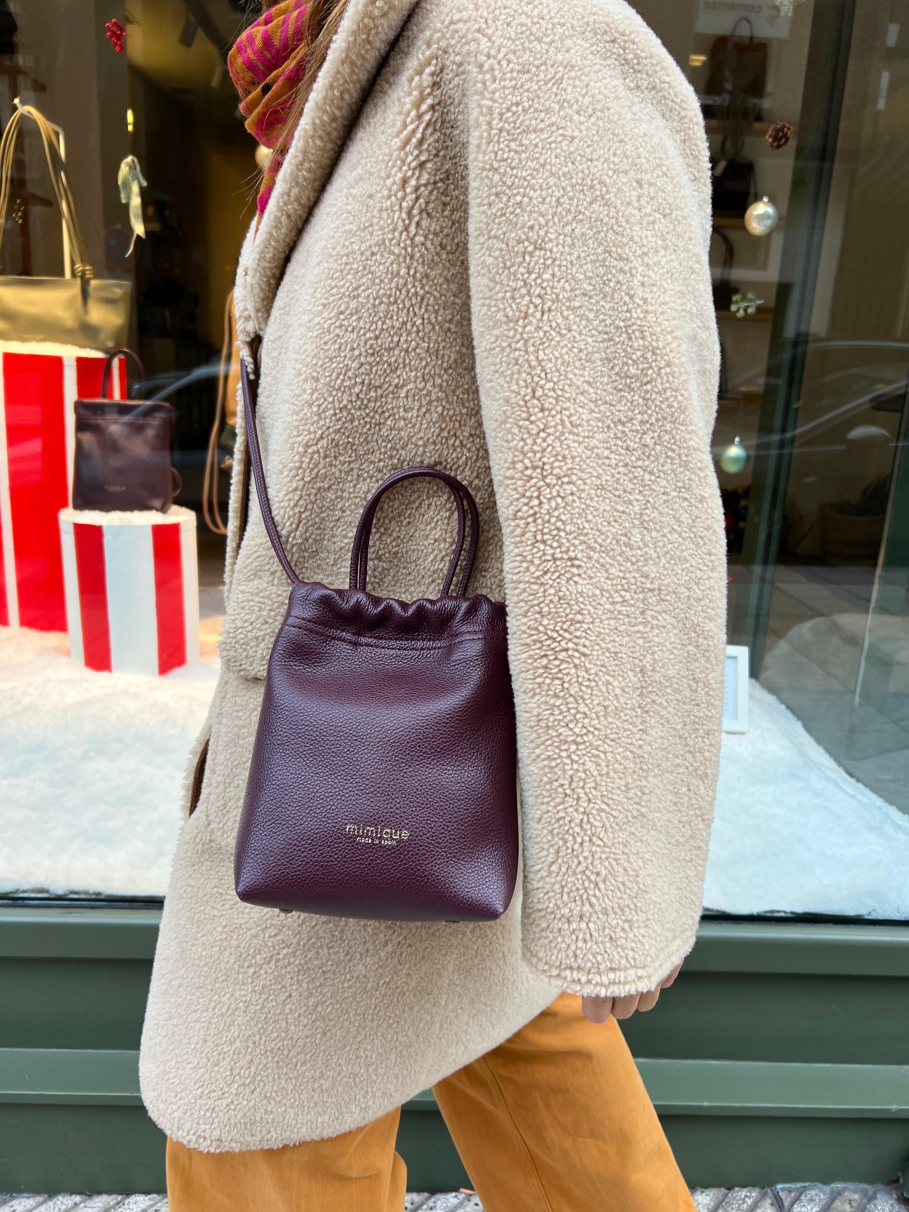 Bolso bandolera de piel burdeos para mujer Cue Mimique. Calidad made in Spain