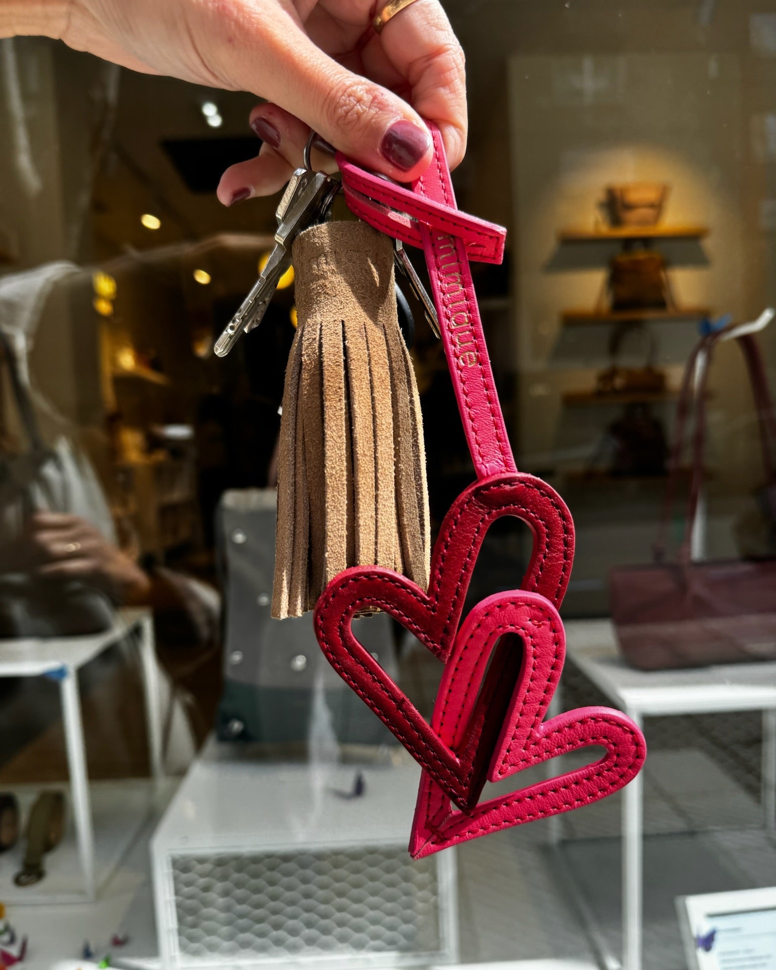 Charm de piel Mimique corazones rosa rojo para colgar. Hecho en España
