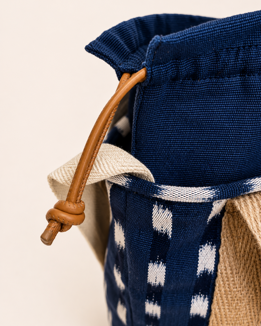 Bolsa ikat deia Mimique en loneta ikat con detalles de piel, cierre cómodo y seguro azul y blanco