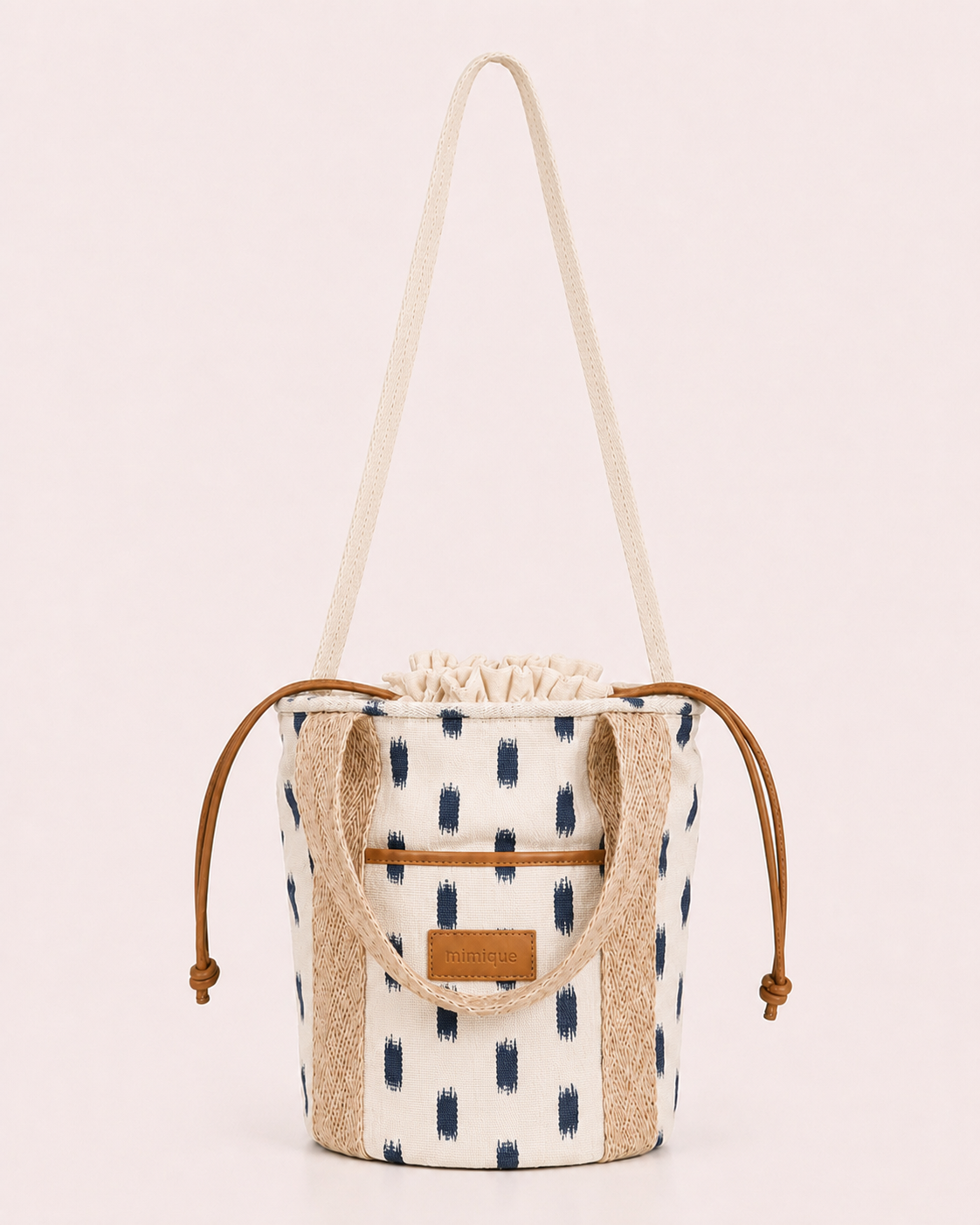 Bolsa de playa cubo Deia en loneta ikat mallorquina blanca y detalle de piel calidad made in Spain