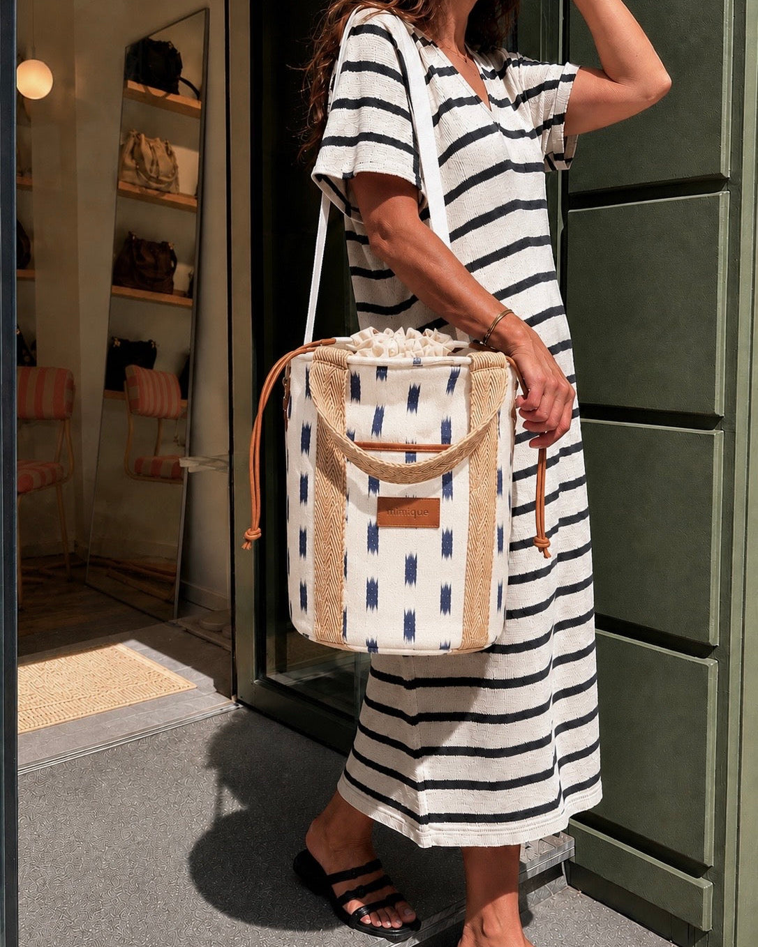 Bolsa de playa Deia Mimique en loneta artesanal blanca ikat de inspiración mediterránea made in spain