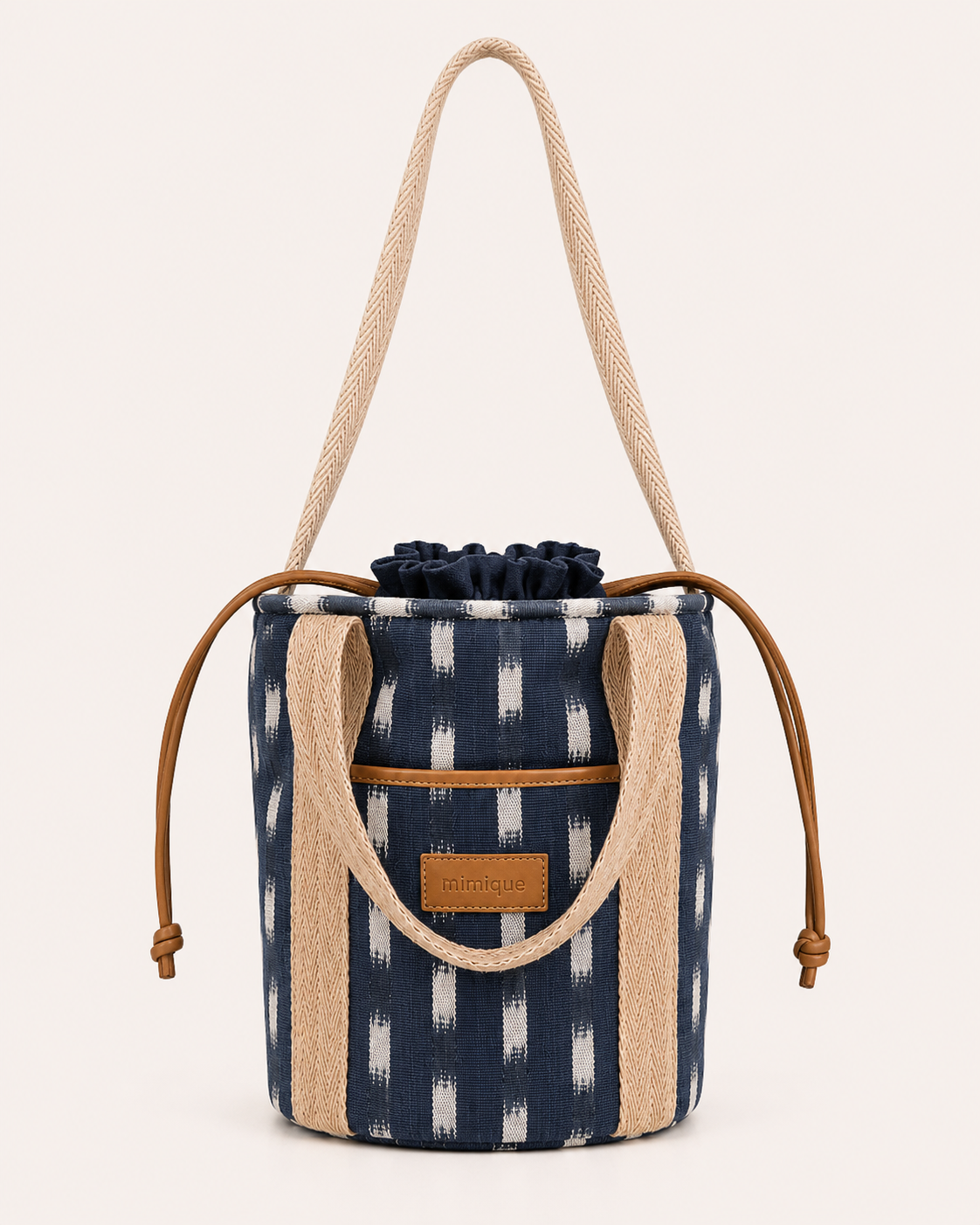 Bolsa Deia Mimique en loneta mallorquina ikat diseño cubo cómoda, ligera y versátil con cierre seguro azul y blanca