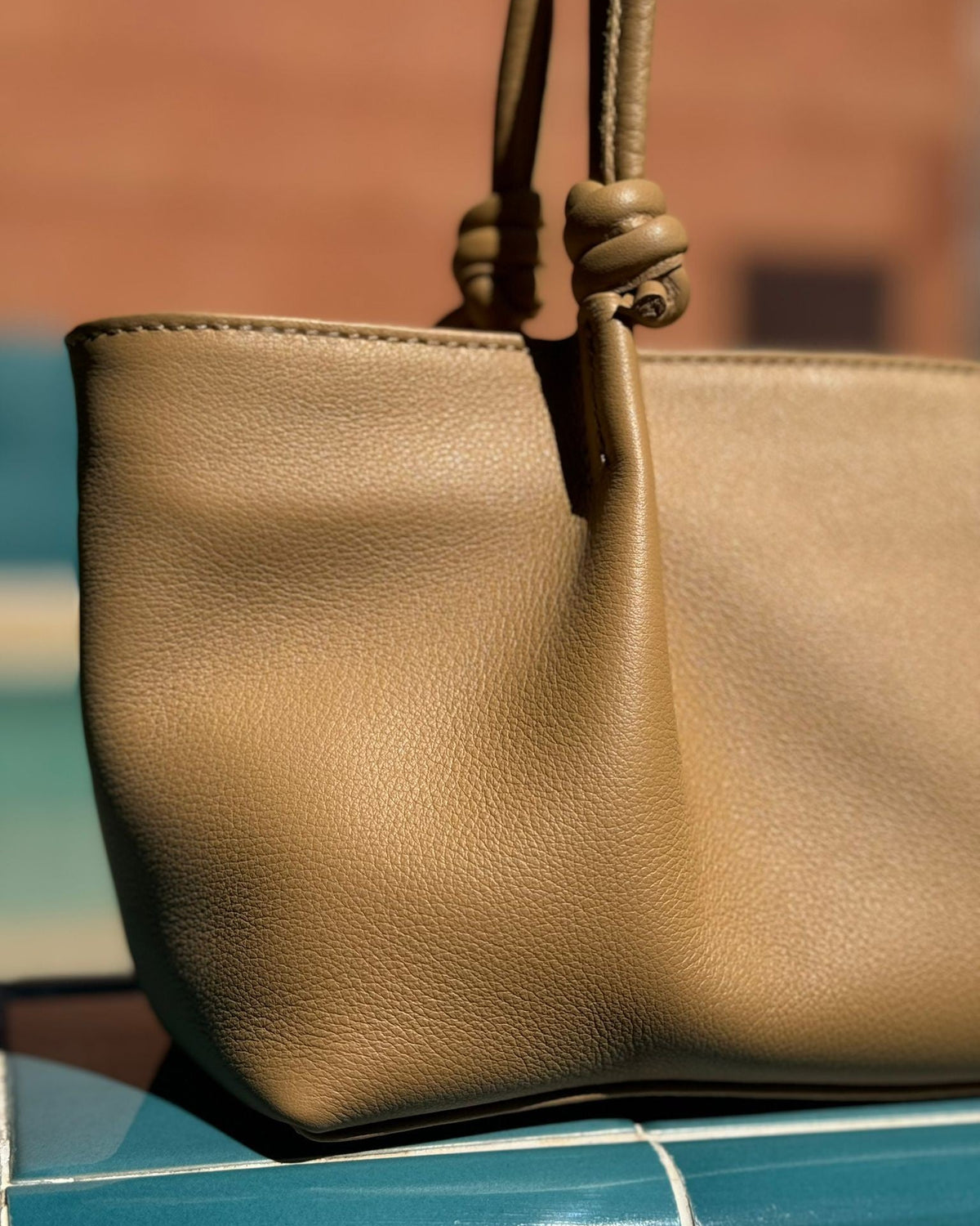 Bolso versátil y elegante con diseño baguette Toranda de Mimique en piel premium color camel