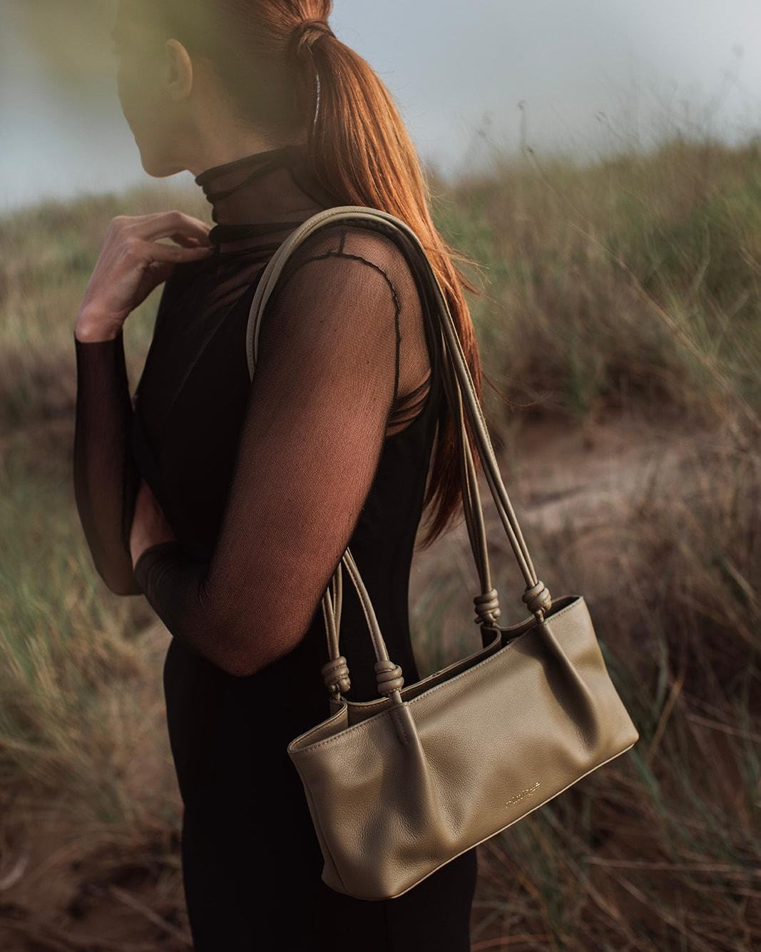 Bolso baguette Mimique Toranda verde salvia con bandolera ajustable hecho a mano en España