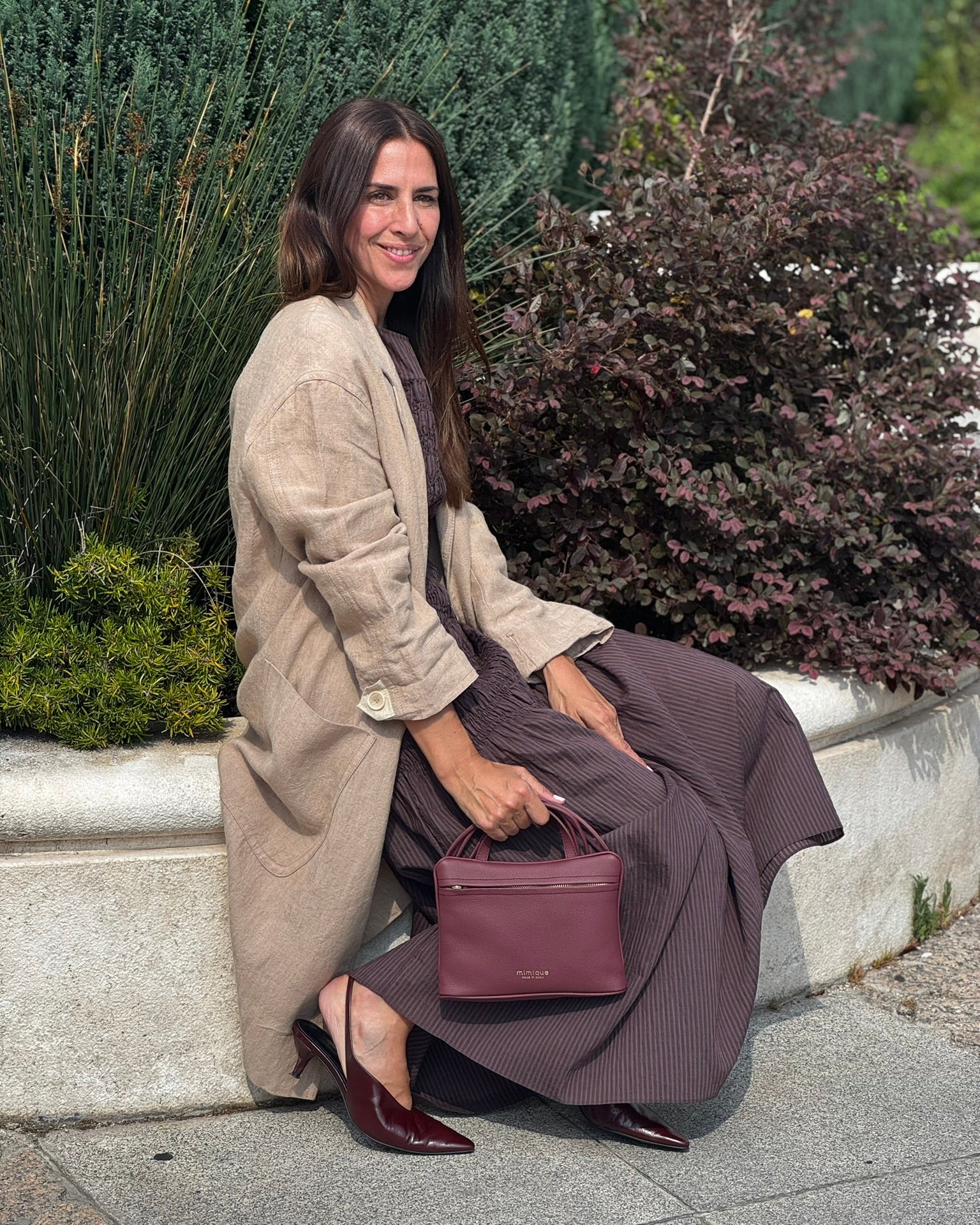 América burdeos de Mimique bolso para mujer elegante con asa de mano y bandolera hecho a mano en España
