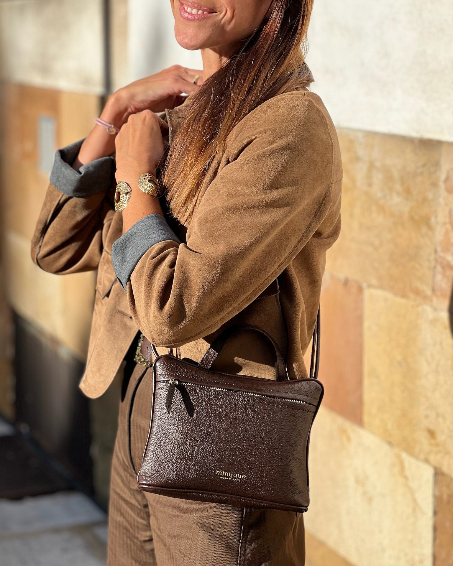 Bolso para mujer América Mimique color marrón chocolate con asa regulable, asa de mano y cierre con cremallera