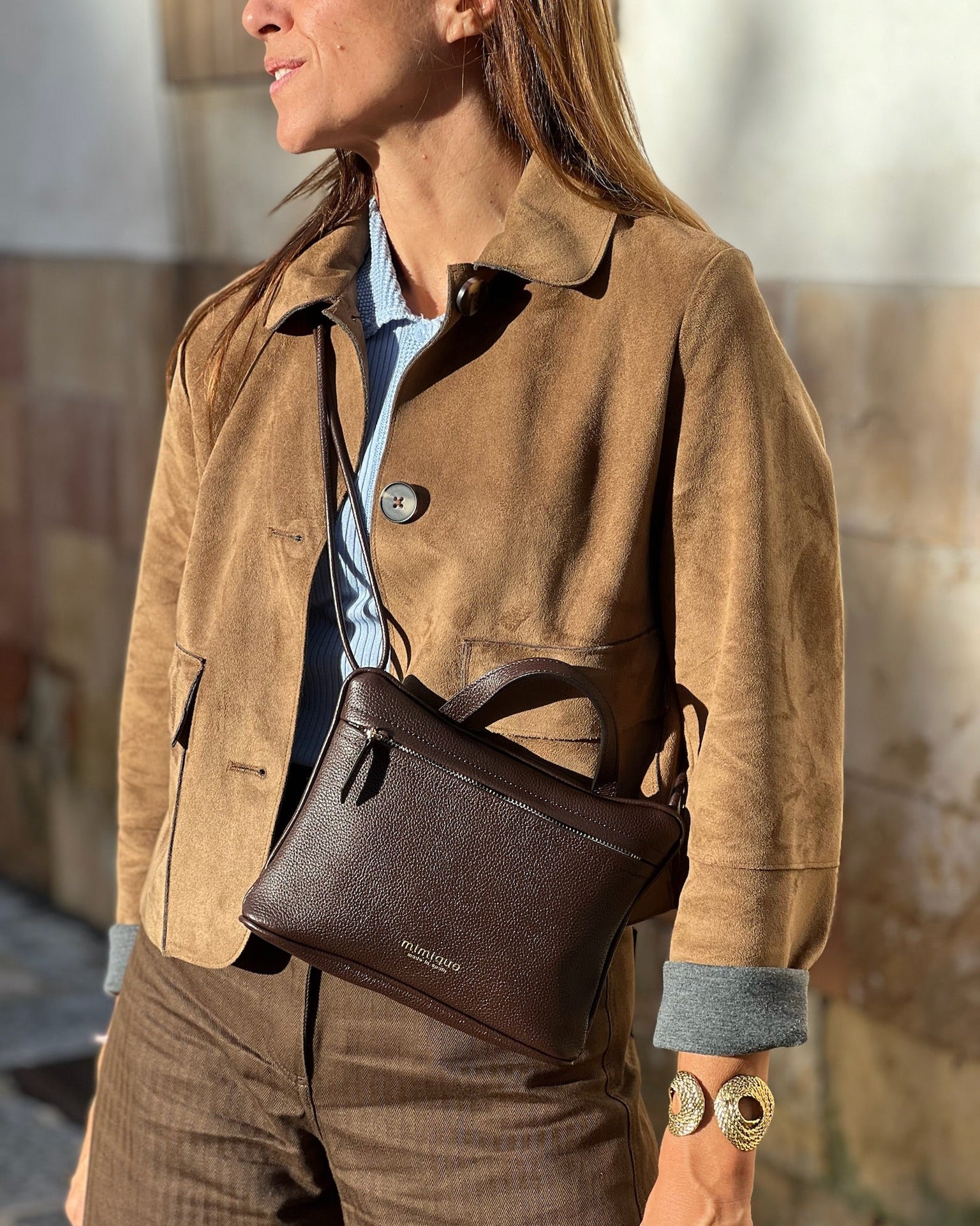 Bolso bandolera riñonera América de Mimique en piel de alta calidad color marrón chocolate. Cierre con cremallera
