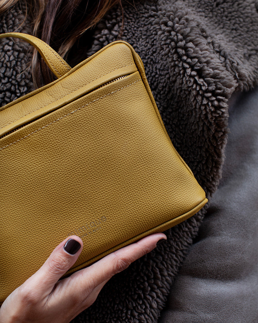 Bolso bandolera regulable gran calidad América para mujer en piel premium mostaza. Diseño sobre clásico riñonera. Cómodo y ligero - Mimique