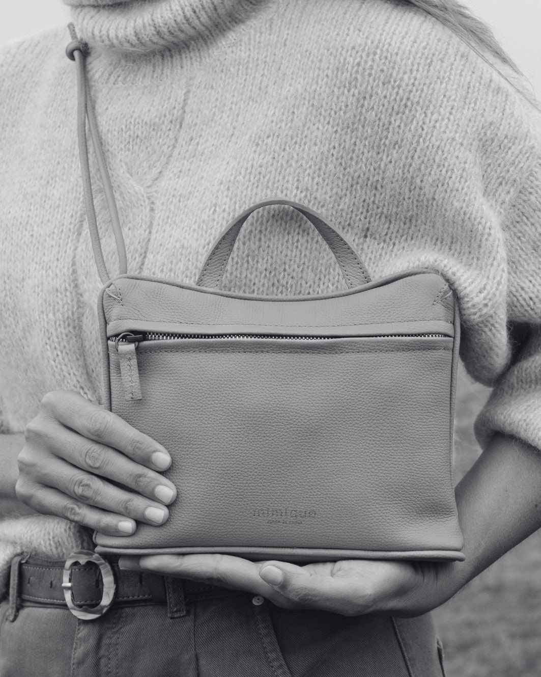 Bolso para mujer de piel caqui América Mimique. Bandolera ajustable, cremallera, calidad