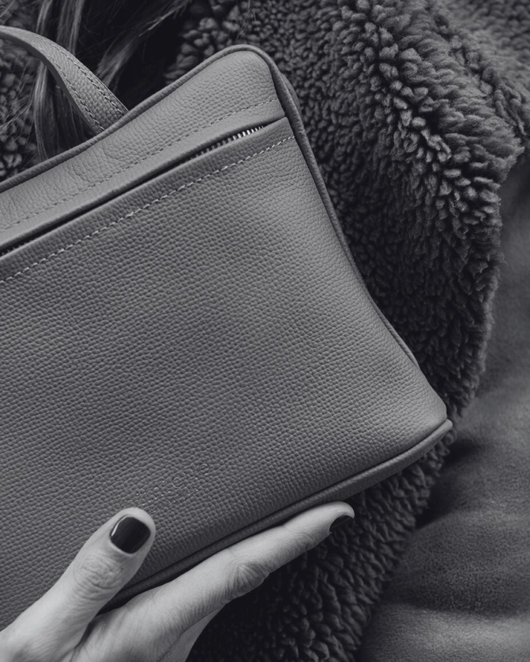 Bolso riñonera para mujer de piel premium América Mimique. Bandolera ajustable, cremallera, calidad. Made in Spain