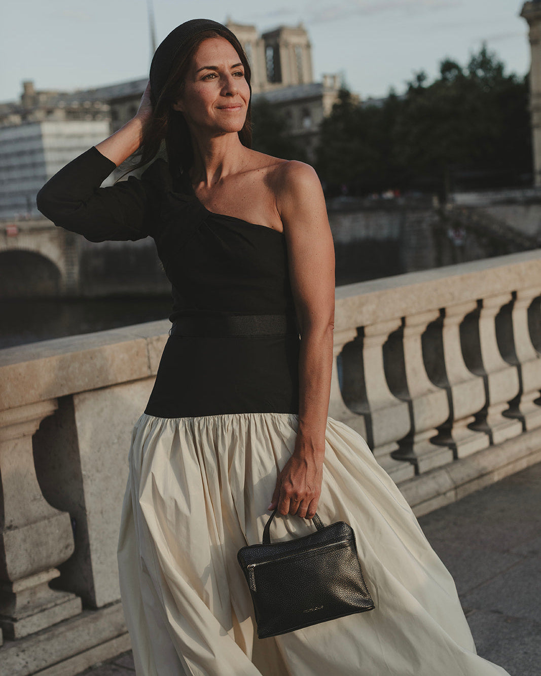 Bolso riñonera para mujer de piel premium América Mimique. Bandolera ajustable, cremallera, calidad. Made in Spain